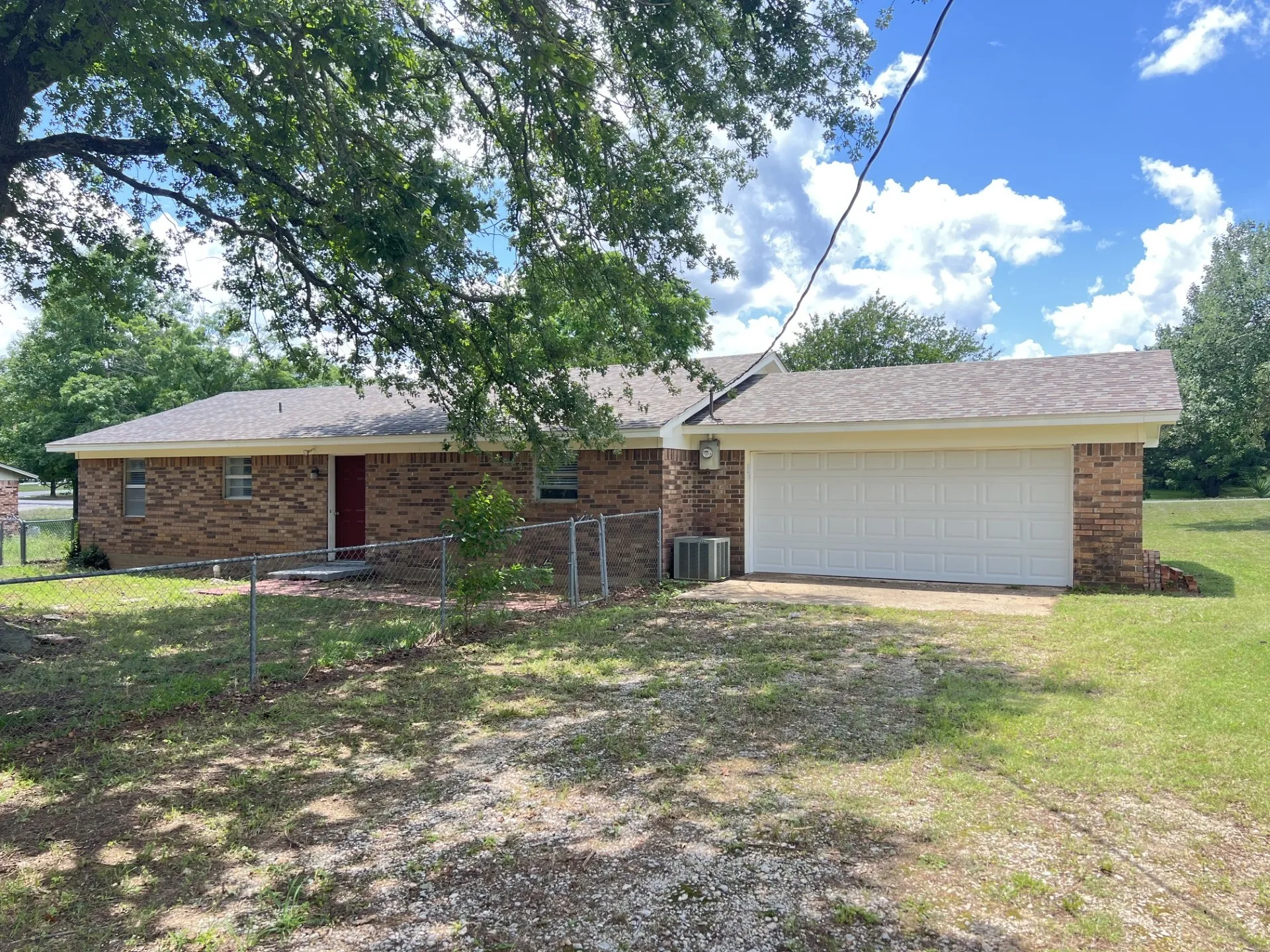 Single Family Residence For Sale in Grayson County , 38 Valley View Circle, Denison, Texas 75021, 3 Bedroom, 2 Bathroom, 2 Garage spaces, 1,376 Sqft, built in 1979, mls#21122168, Real Estate Agent in Denison, Homes For Sale in Grayson county, Homes For Sale in Denison, Realtor in Denison Texas, Real Estate Brokerage Independent Realty Texas, Luminita Cordes Realtor