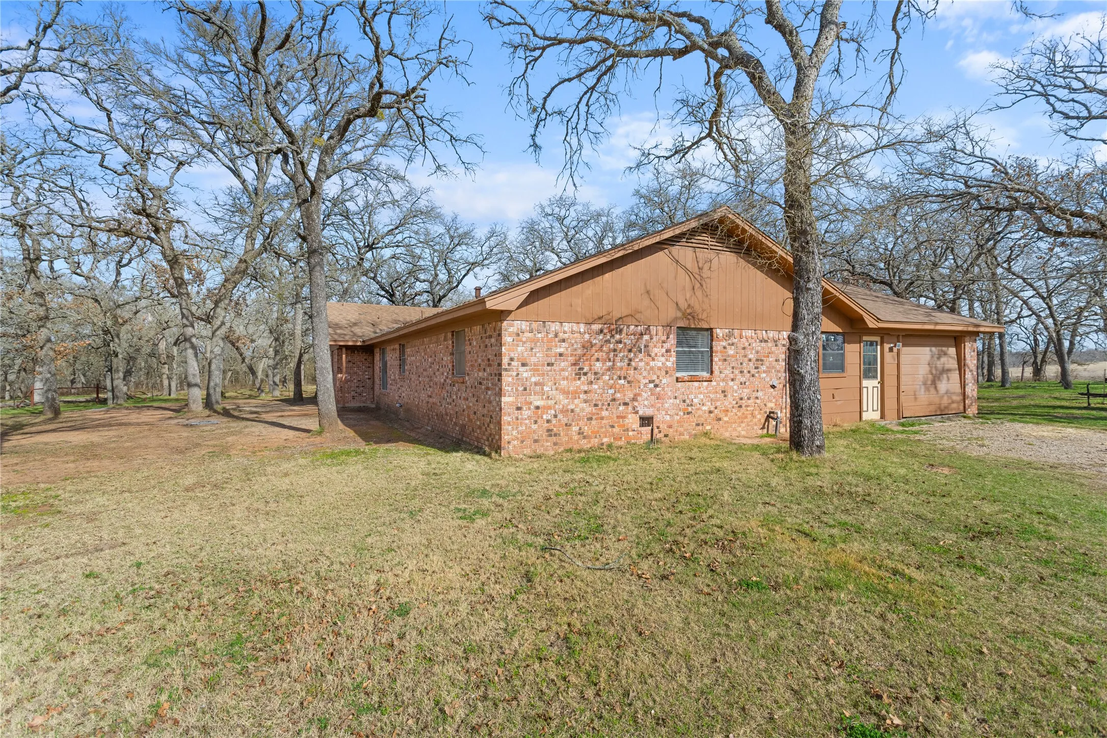 Single Family Residence For Sale in Mc Lennan County , 1447 Red Gate Road, Mart, Texas 76664, 3 Bedrooms, 2 Bathrooms, 2 Garage spaces, 2,602 Sqft, built in 1988, Price $725,000, mls#21122186, Real Estate Agent in Mart, Homes For Sale in Mc Lennan county, Homes For Sale in Mart, Realtor in Mart Texas, Real Estate Brokerage Independent Realty Texas, Luminita Cordes Realtor