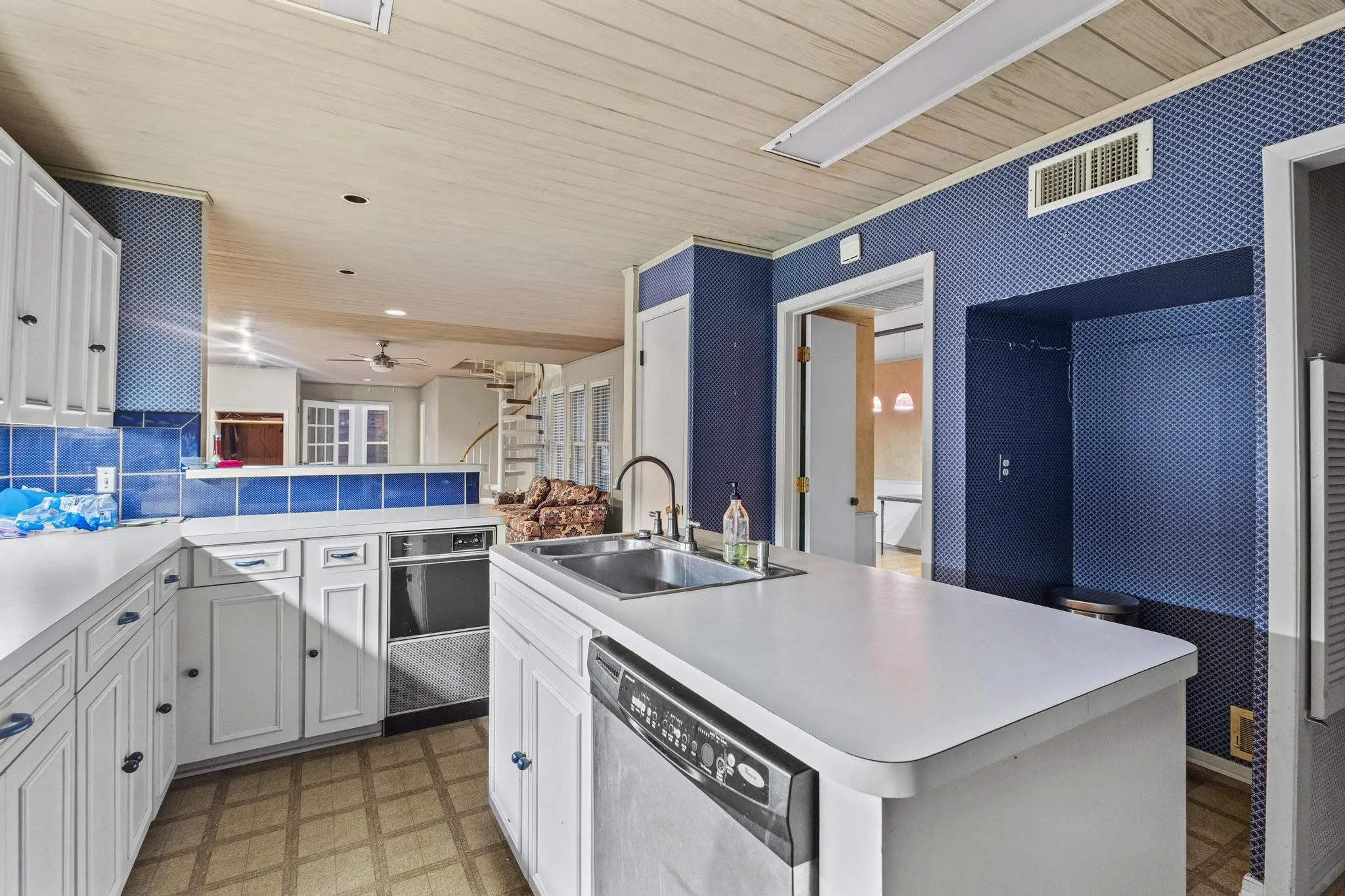 Large Kitchen 2 ranges, sink in island, dishwasher