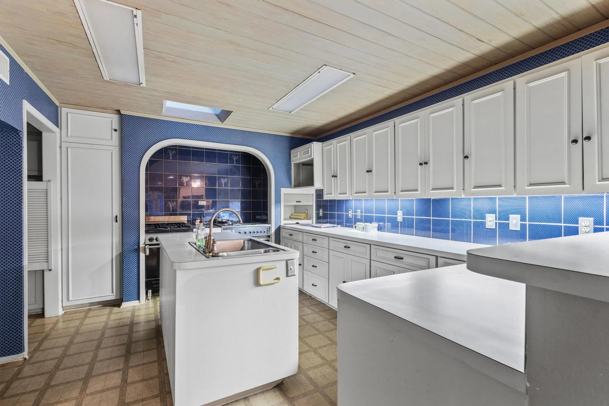 Large Kitchen 2 ranges, sink in island, dishwasher