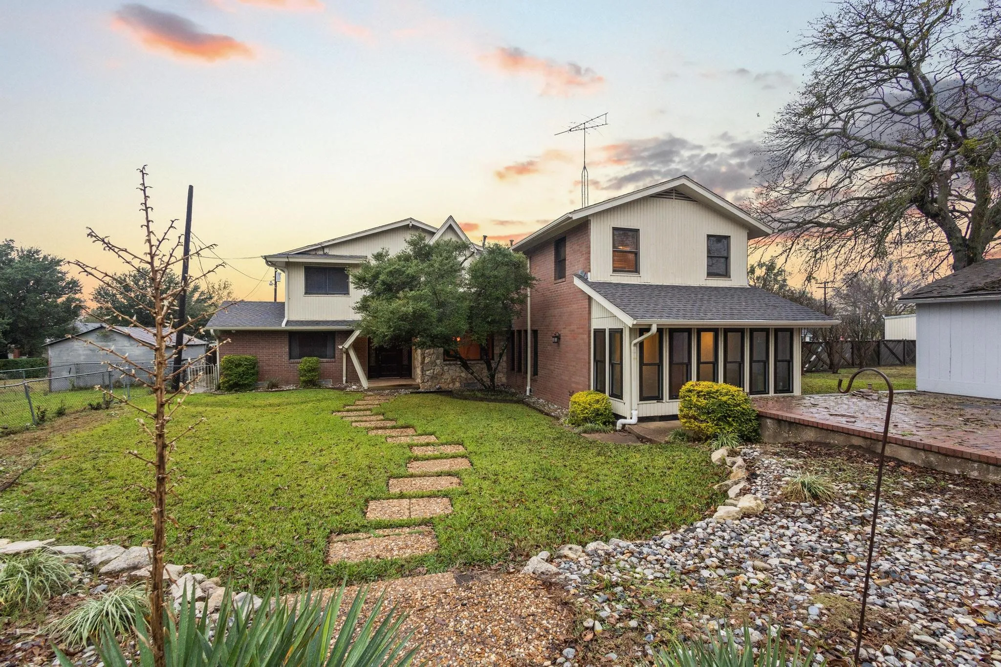 Single Family Residence For Sale in Hunt County , 202 S Santa Fe Street, Wolfe City, Texas 75496, 7 Bedrooms, 5 Bathrooms, Garage spaces, 5,014 Sqft, built in 1983, Preowned, Price $450,000, mls#21122242, Real Estate Agent in Wolfe City, Homes For Sale in Hunt county, Homes For Sale in Wolfe City, Realtor in Wolfe City Texas, Real Estate Brokerage Independent Realty Texas, Luminita Cordes Realtor