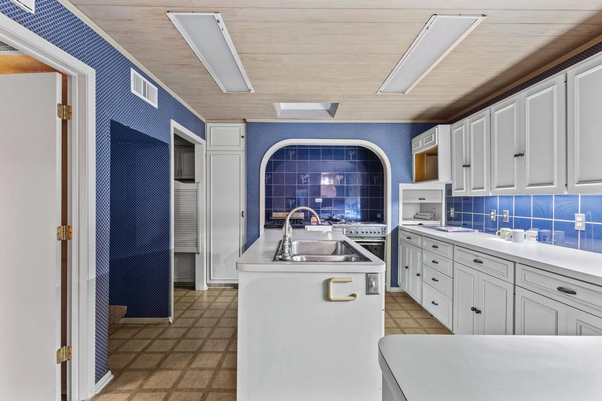 Large Kitchen 2 ranges, sink in island