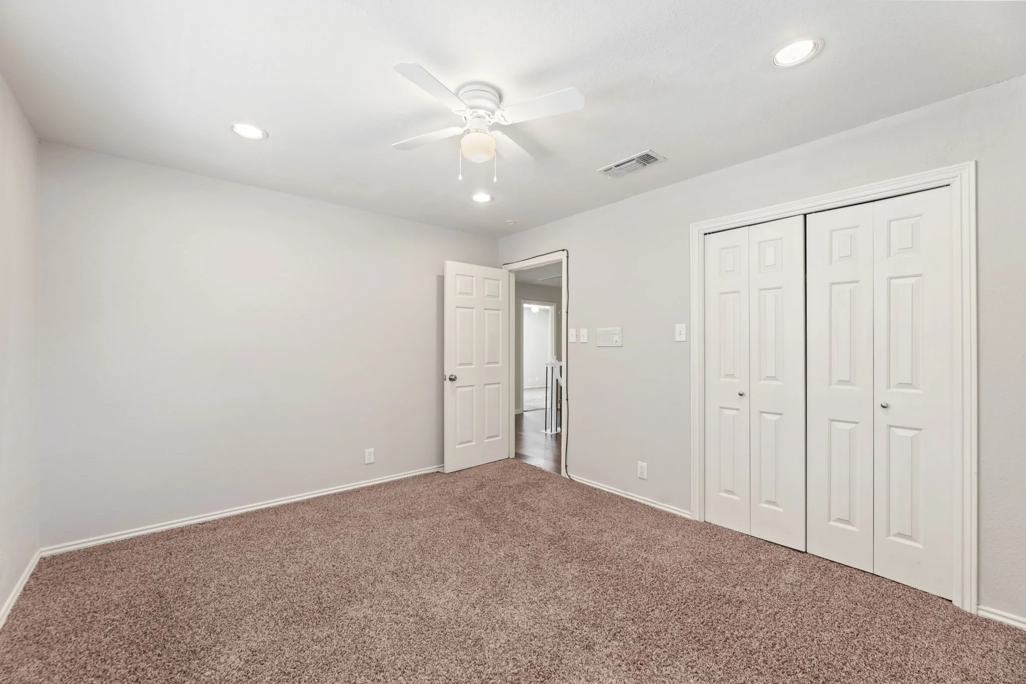 Unfurnished bedroom with carpet flooring, ceiling fan, recessed lighting, and a closet