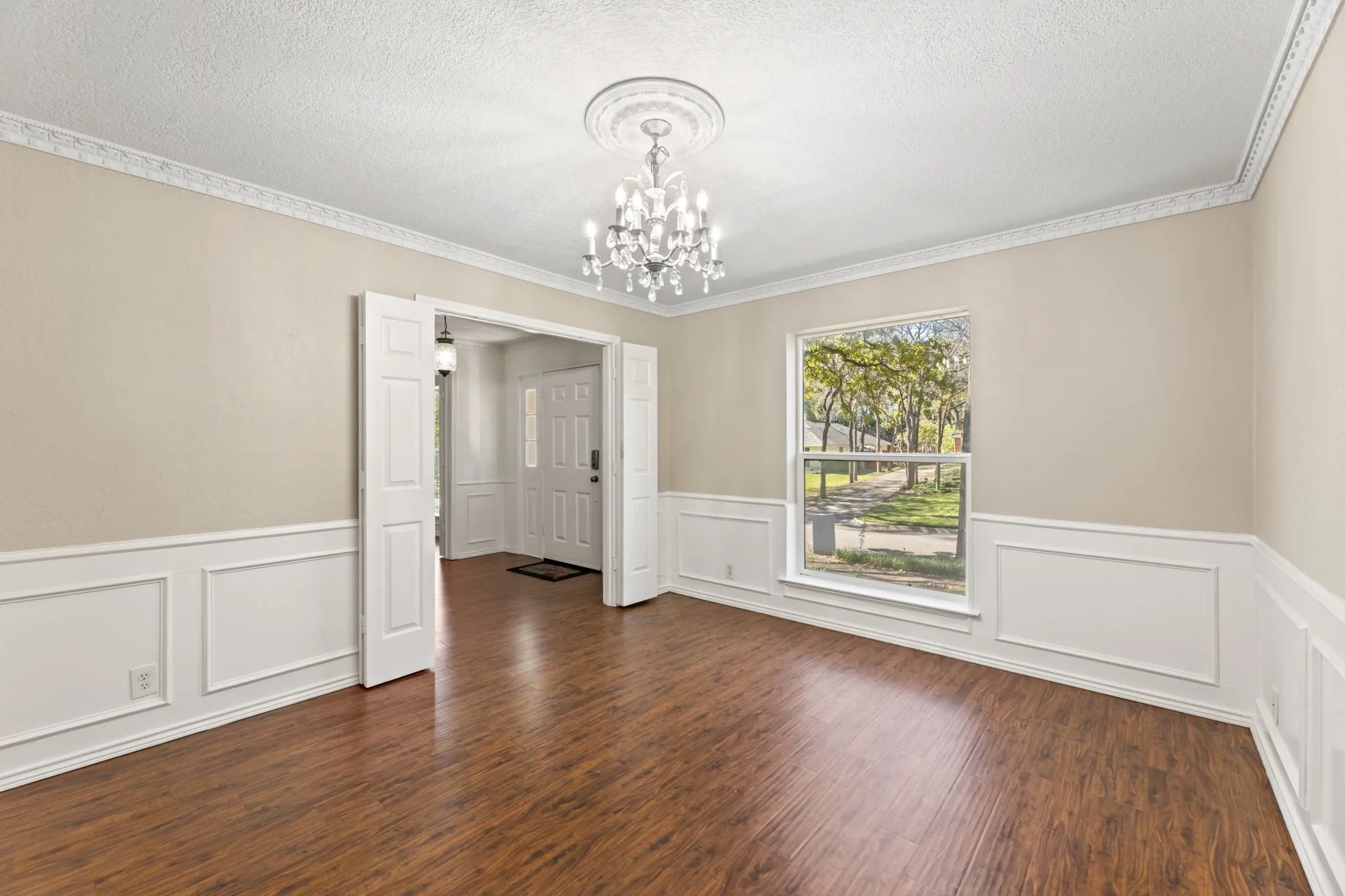 Single Family Residence For Sale in Tarrant County , 817 Sylvan Drive, Fort Worth, Texas 76120, 4 Bedrooms, 4 Bathrooms, 2 Garage spaces, 2,899 Sqft, built in 1978, Preowned, Price $470,000, mls#21122248, Real Estate Agent in Fort Worth, Homes For Sale in Tarrant county, Homes For Sale in Fort Worth, Realtor in Fort Worth Texas, Real Estate Brokerage Independent Realty Texas, Luminita Cordes Realtor