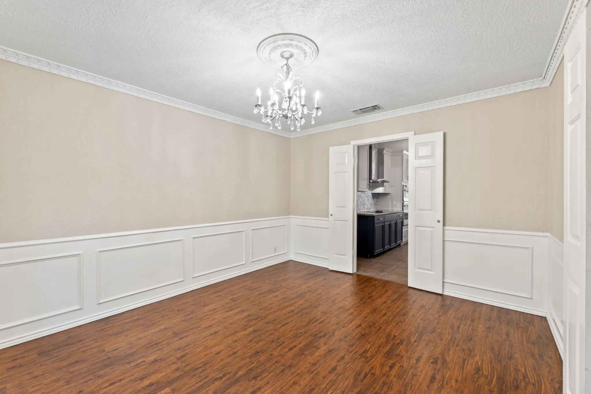 Single Family Residence For Sale in Tarrant County , 817 Sylvan Drive, Fort Worth, Texas 76120, 4 Bedrooms, 4 Bathrooms, 2 Garage spaces, 2,899 Sqft, built in 1978, Preowned, Price $470,000, mls#21122248, Real Estate Agent in Fort Worth, Homes For Sale in Tarrant county, Homes For Sale in Fort Worth, Realtor in Fort Worth Texas, Real Estate Brokerage Independent Realty Texas, Luminita Cordes Realtor