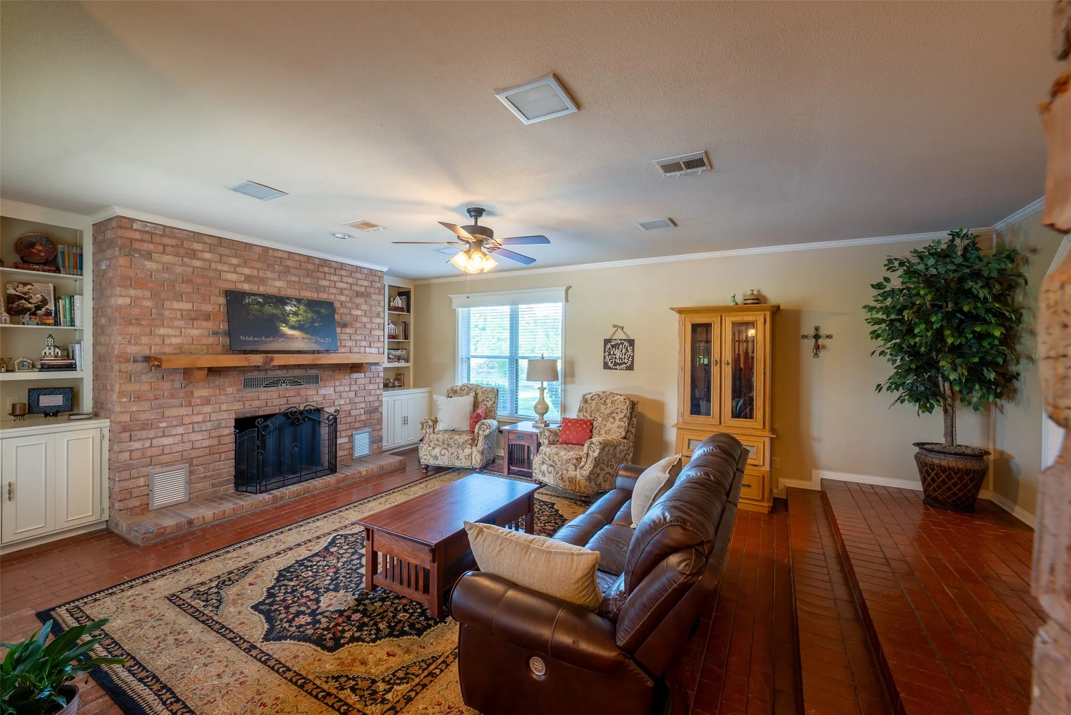 Single Family Residence For Sale in Henderson County , 13612 County Road 3900, Athens, Texas 75752, 3 Bedrooms, 3 Bathrooms, 2 Garage spaces, 1,939 Sqft, built in 1982, Price $1,950,000, mls#21122401, Real Estate Agent in Athens, Homes For Sale in Henderson county, Homes For Sale in Athens, Realtor in Athens Texas, Real Estate Brokerage Independent Realty Texas, Luminita Cordes Realtor