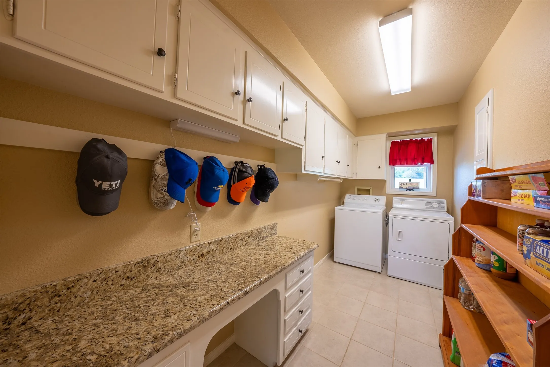 Single Family Residence For Sale in Henderson County , 13612 County Road 3900, Athens, Texas 75752, 3 Bedrooms, 3 Bathrooms, 2 Garage spaces, 1,939 Sqft, built in 1982, Price $1,950,000, mls#21122401, Real Estate Agent in Athens, Homes For Sale in Henderson county, Homes For Sale in Athens, Realtor in Athens Texas, Real Estate Brokerage Independent Realty Texas, Luminita Cordes Realtor