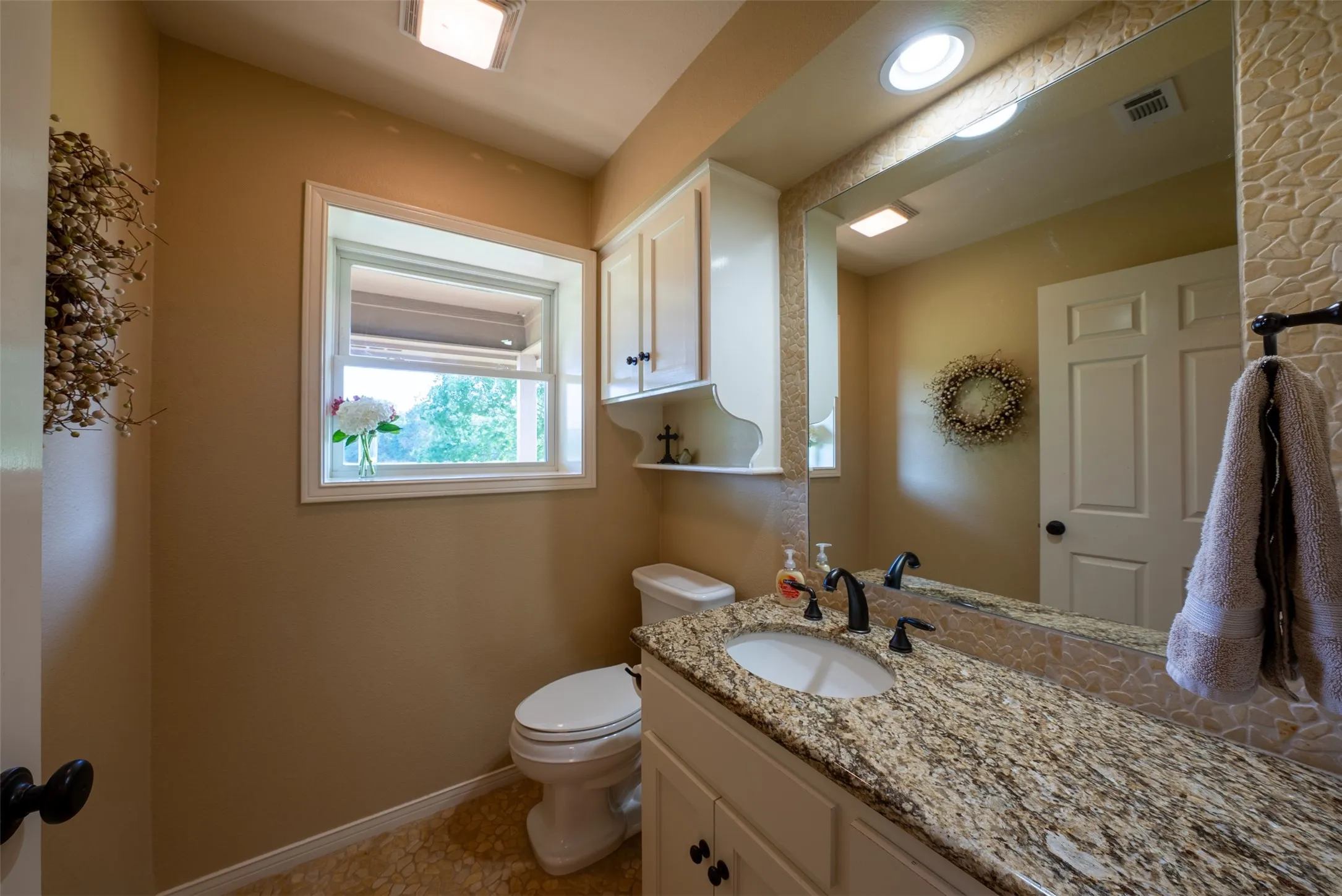 Single Family Residence For Sale in Henderson County , 13612 County Road 3900, Athens, Texas 75752, 3 Bedrooms, 3 Bathrooms, 2 Garage spaces, 1,939 Sqft, built in 1982, Price $1,950,000, mls#21122401, Real Estate Agent in Athens, Homes For Sale in Henderson county, Homes For Sale in Athens, Realtor in Athens Texas, Real Estate Brokerage Independent Realty Texas, Luminita Cordes Realtor