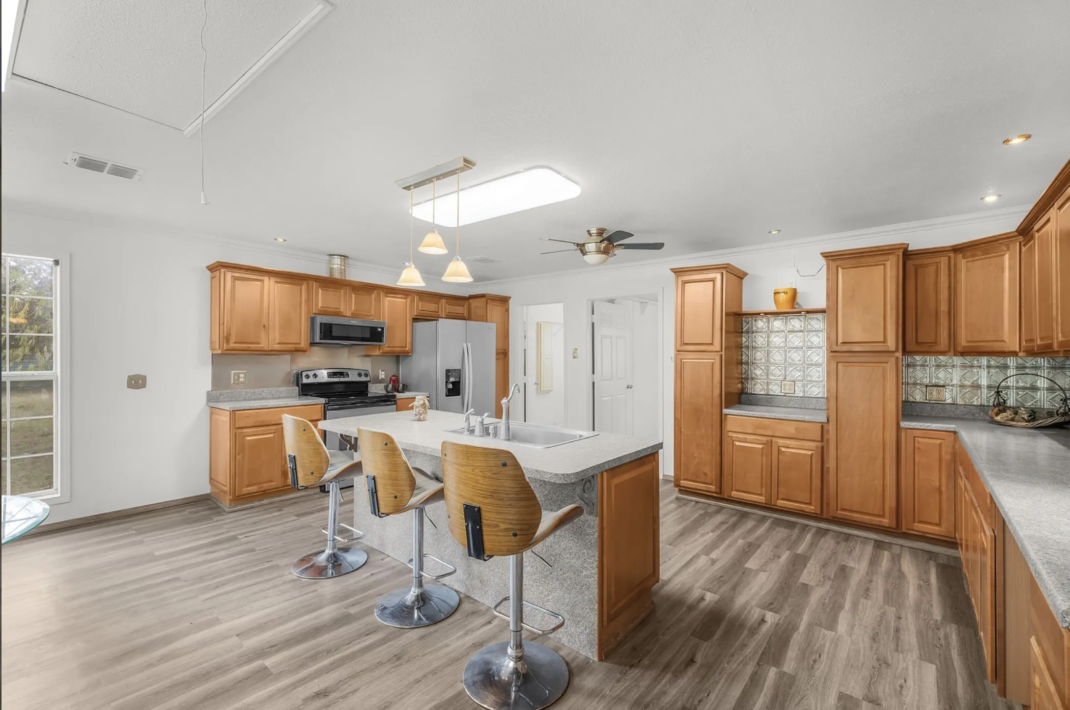 Single Family Residence For Sale in Parker County , 328 Creekview Meadows Drive, Springtown, Texas 76082, 3 Bedrooms, 2 Bathrooms, Garage spaces, 1,369 Sqft, built in 2008, Preowned, Price $224,975, mls#21122502, Real Estate Agent in Springtown, Homes For Sale in Parker county, Homes For Sale in Springtown, Realtor in Springtown Texas, Real Estate Brokerage Independent Realty Texas, Luminita Cordes Realtor