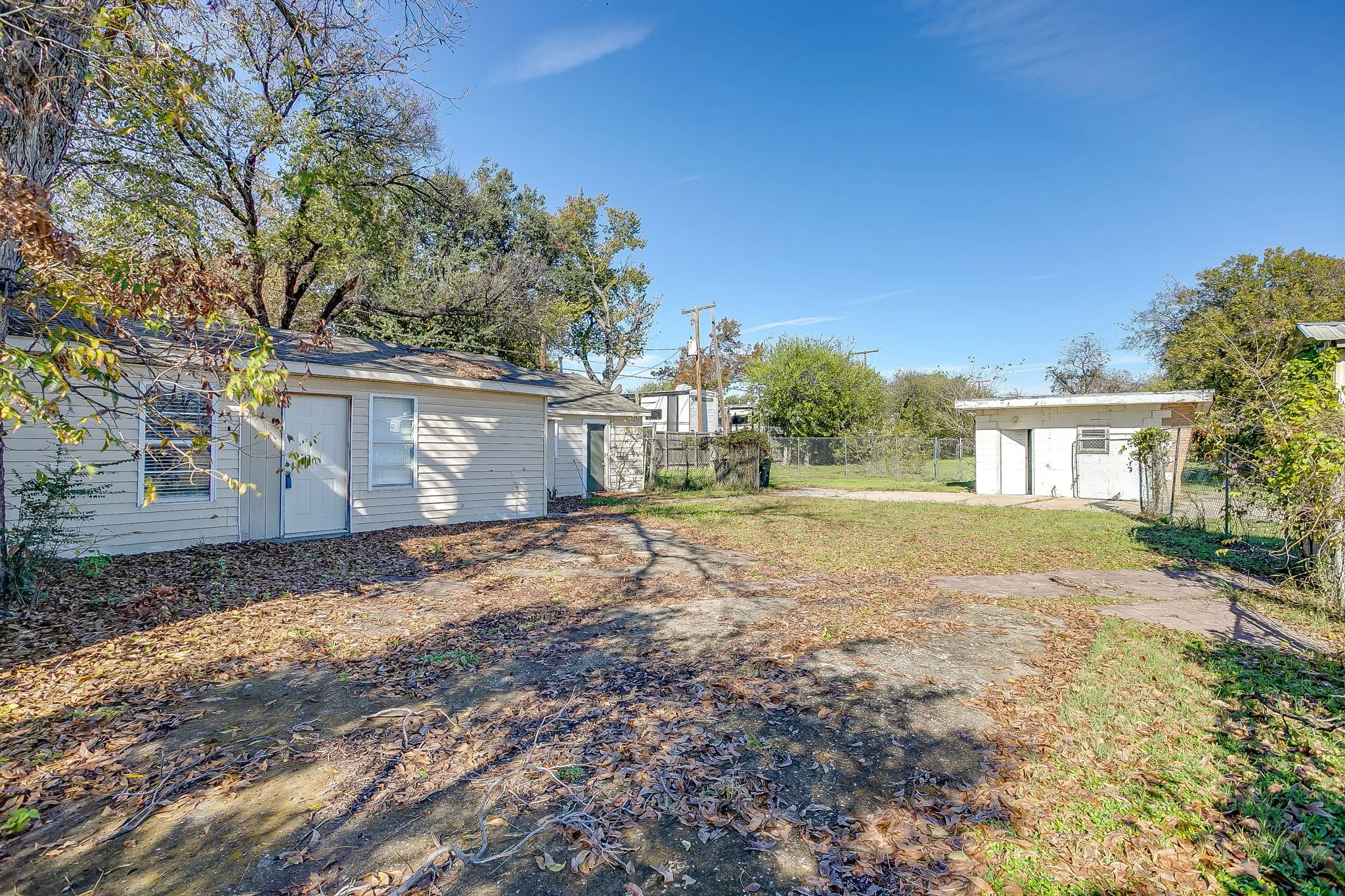 View of yard featuring an outbuilding