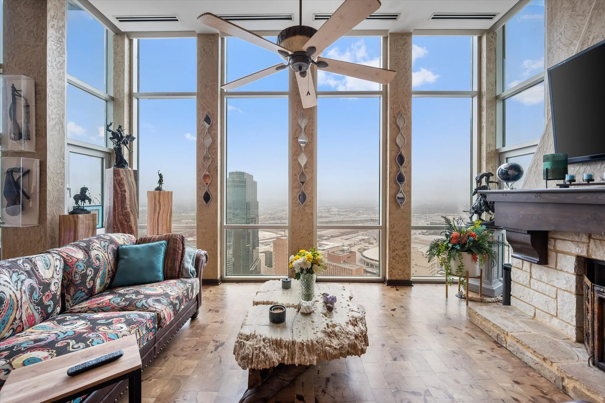 Condominium For Sale in Tarrant County , 500 Throckmorton Street 3512, Fort Worth, Texas 76102, 2 Bedroom, 3 Bathroom, 3 Garage spaces, 2,493 Sqft, built in 2005, mls#21121315, Real Estate Agent in Fort Worth, Homes For Sale in Tarrant county, Homes For Sale in Fort Worth, Realtor in Fort Worth Texas, Real Estate Brokerage Independent Realty Texas, Luminita Cordes Realtor