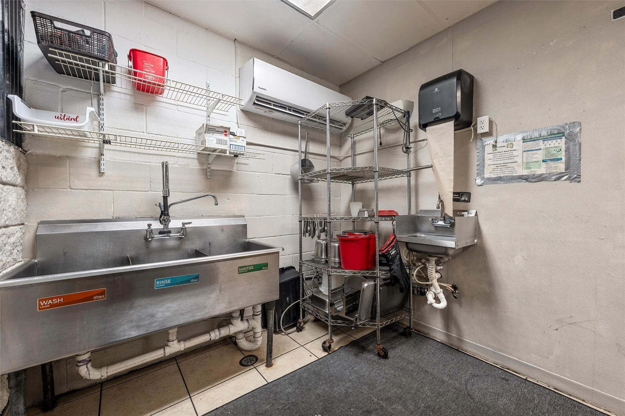 Miscellaneous room with a wall unit AC and a sink