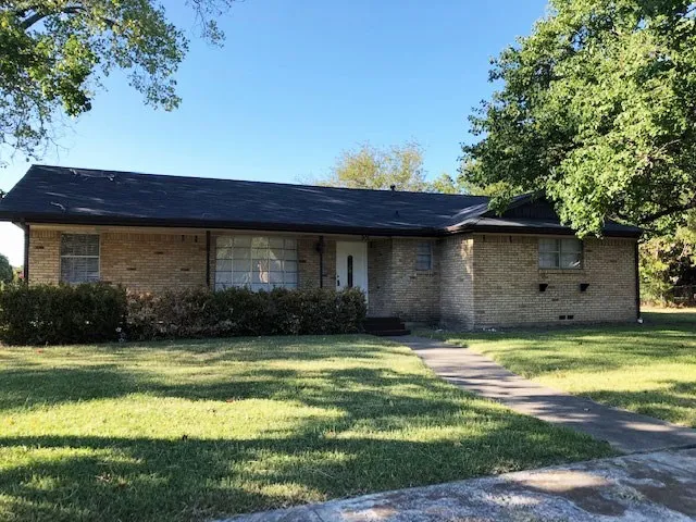 Single Family Residence For Sale in Kaufman County , 901 Downing Street, Forney, Texas 75126, 3 Bedroom, 2 Bathroom, 2 Garage spaces, 1,803 Sqft, built in 1966, mls#21121279, Real Estate Agent in Forney, Homes For Sale in Kaufman county, Homes For Sale in Forney, Realtor in Forney Texas, Real Estate Brokerage Independent Realty Texas, Luminita Cordes Realtor