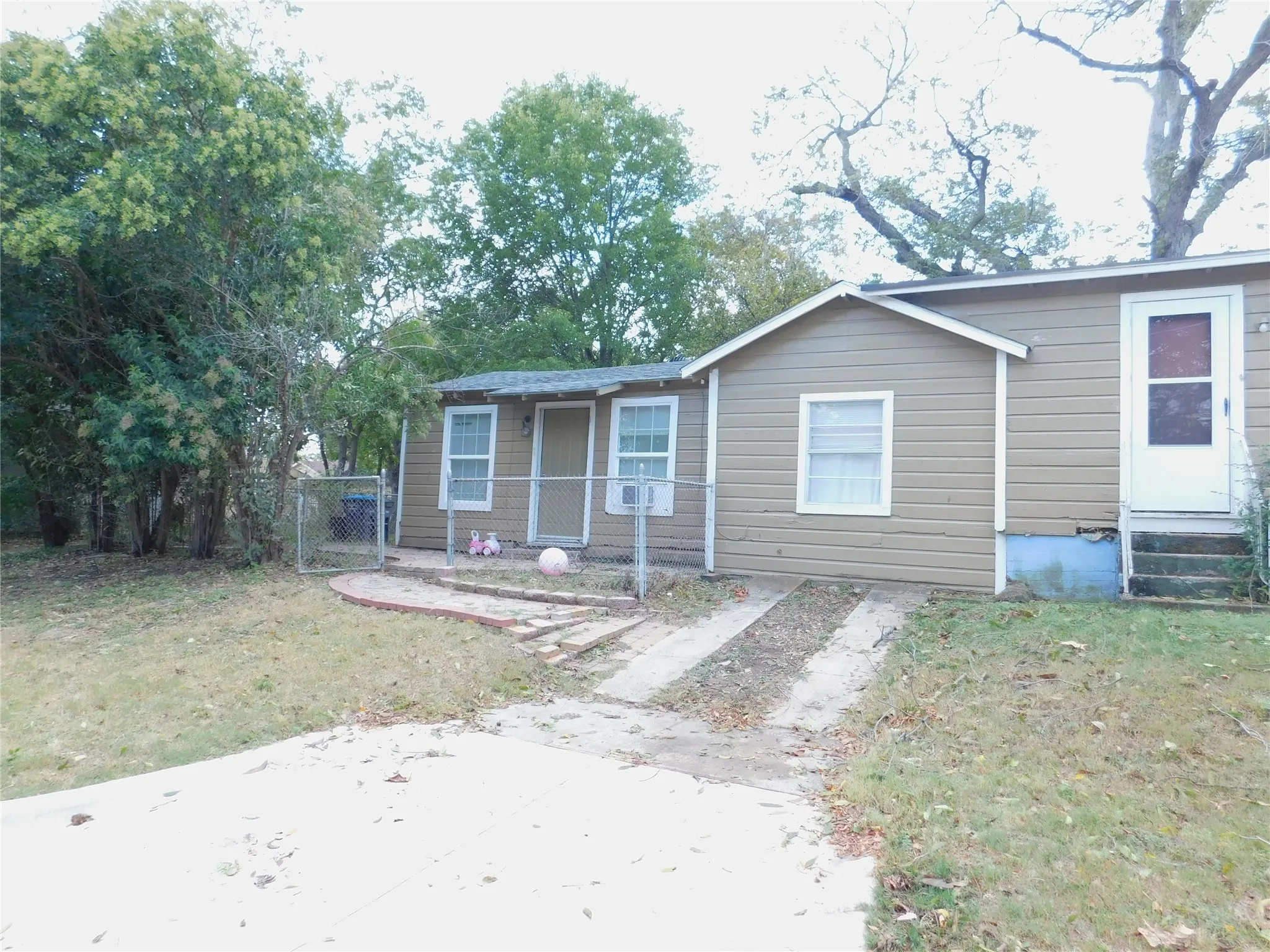 Side entry for guest home. Perfect for a rental.