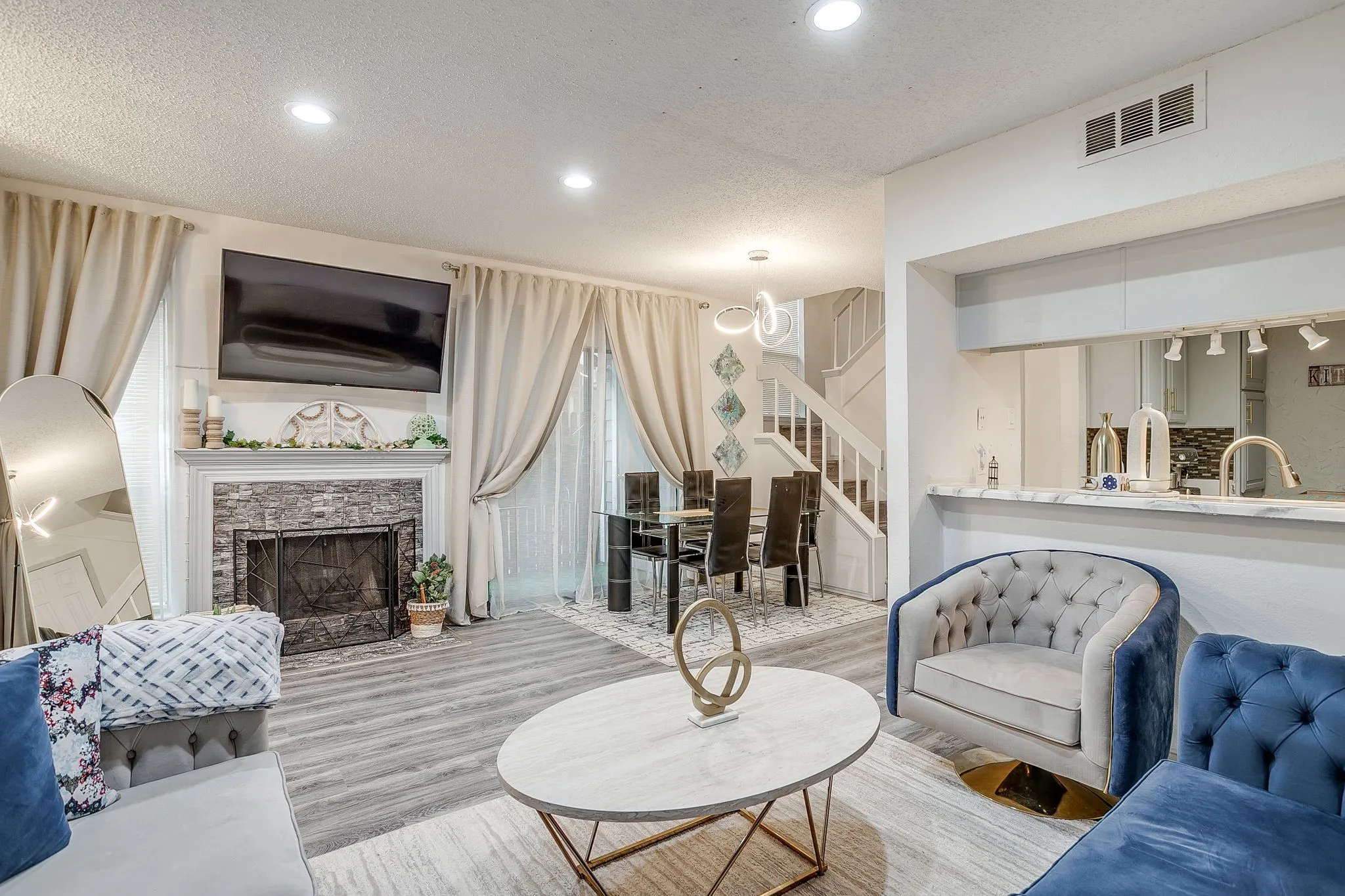 Condominium For Sale in Tarrant County , 2117 Park Willow Lane D, Arlington, Texas 76011, 2 Bedroom, 2 Bathroom, Garage spaces, 956 Sqft, built in 1981, Preowned, mls#21123312, Real Estate Agent in Arlington, Homes For Sale in Tarrant county, Homes For Sale in Arlington, Realtor in Arlington Texas, Real Estate Brokerage Independent Realty Texas, Luminita Cordes Realtor