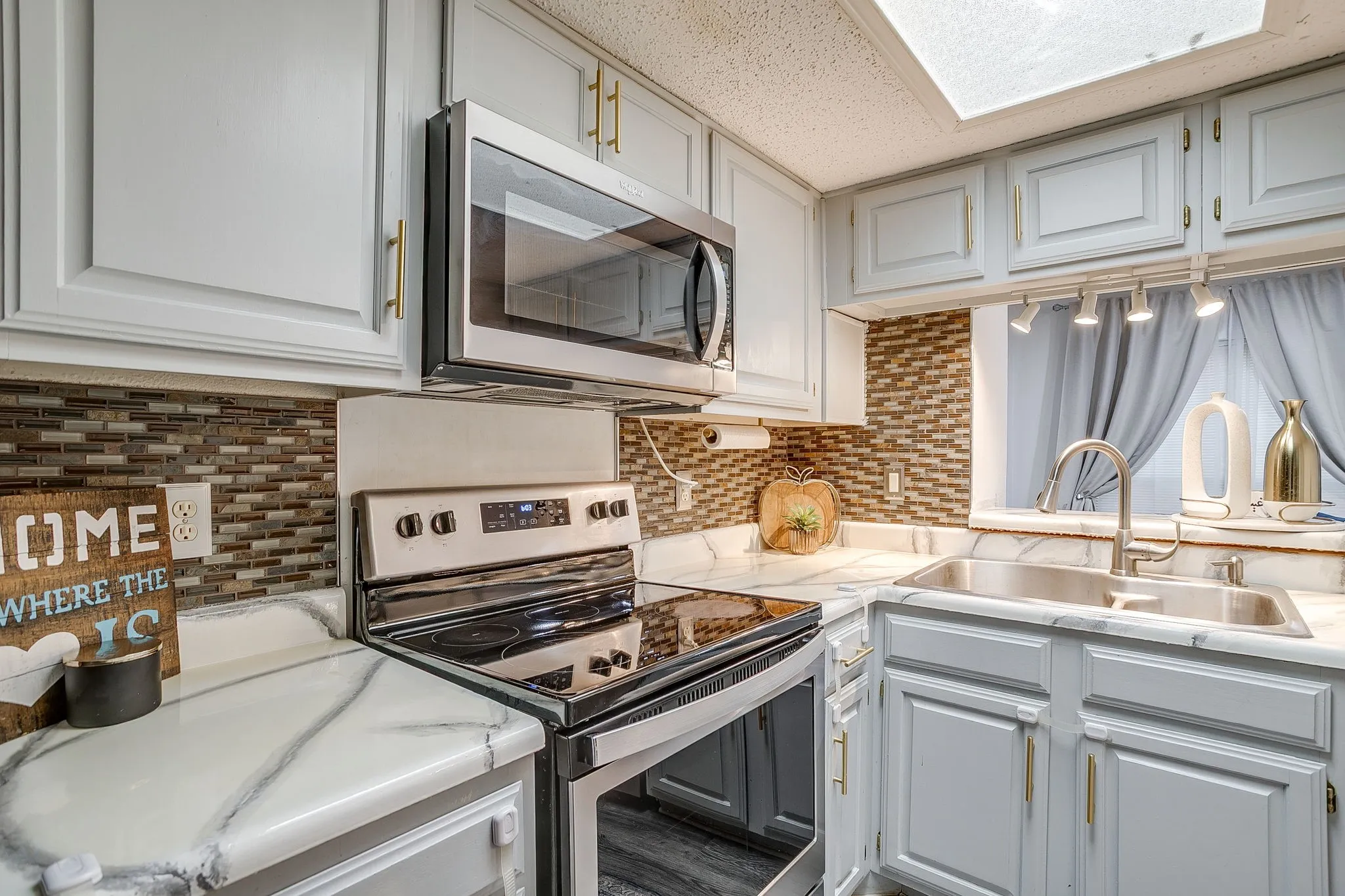 Condominium For Sale in Tarrant County , 2117 Park Willow Lane D, Arlington, Texas 76011, 2 Bedroom, 2 Bathroom, Garage spaces, 956 Sqft, built in 1981, Preowned, mls#21123312, Real Estate Agent in Arlington, Homes For Sale in Tarrant county, Homes For Sale in Arlington, Realtor in Arlington Texas, Real Estate Brokerage Independent Realty Texas, Luminita Cordes Realtor