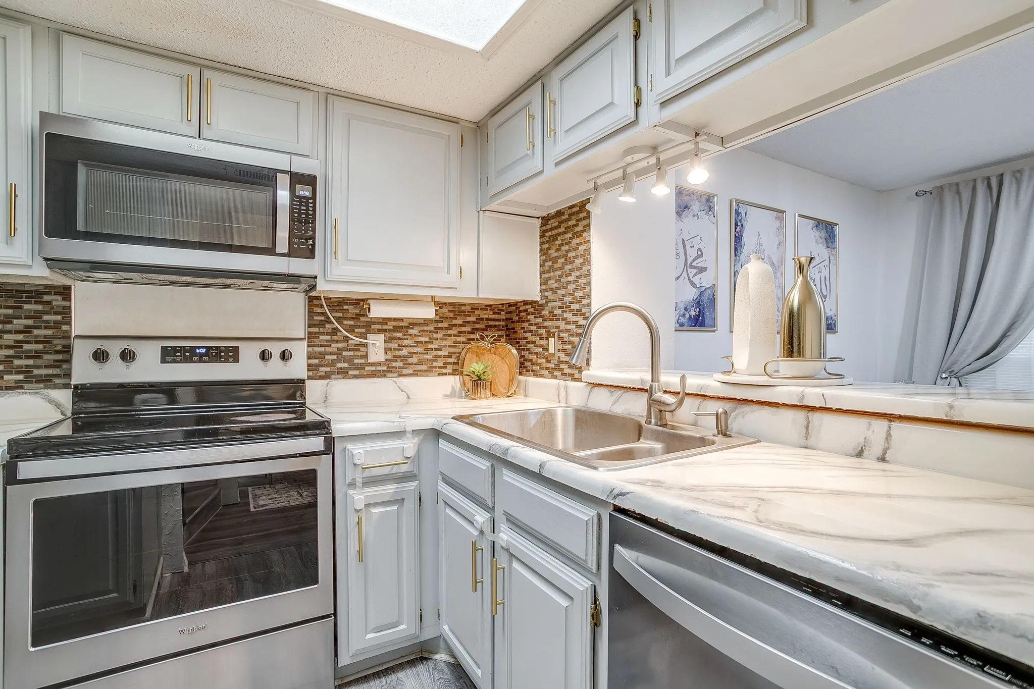 Condominium For Sale in Tarrant County , 2117 Park Willow Lane D, Arlington, Texas 76011, 2 Bedroom, 2 Bathroom, Garage spaces, 956 Sqft, built in 1981, Preowned, mls#21123312, Real Estate Agent in Arlington, Homes For Sale in Tarrant county, Homes For Sale in Arlington, Realtor in Arlington Texas, Real Estate Brokerage Independent Realty Texas, Luminita Cordes Realtor