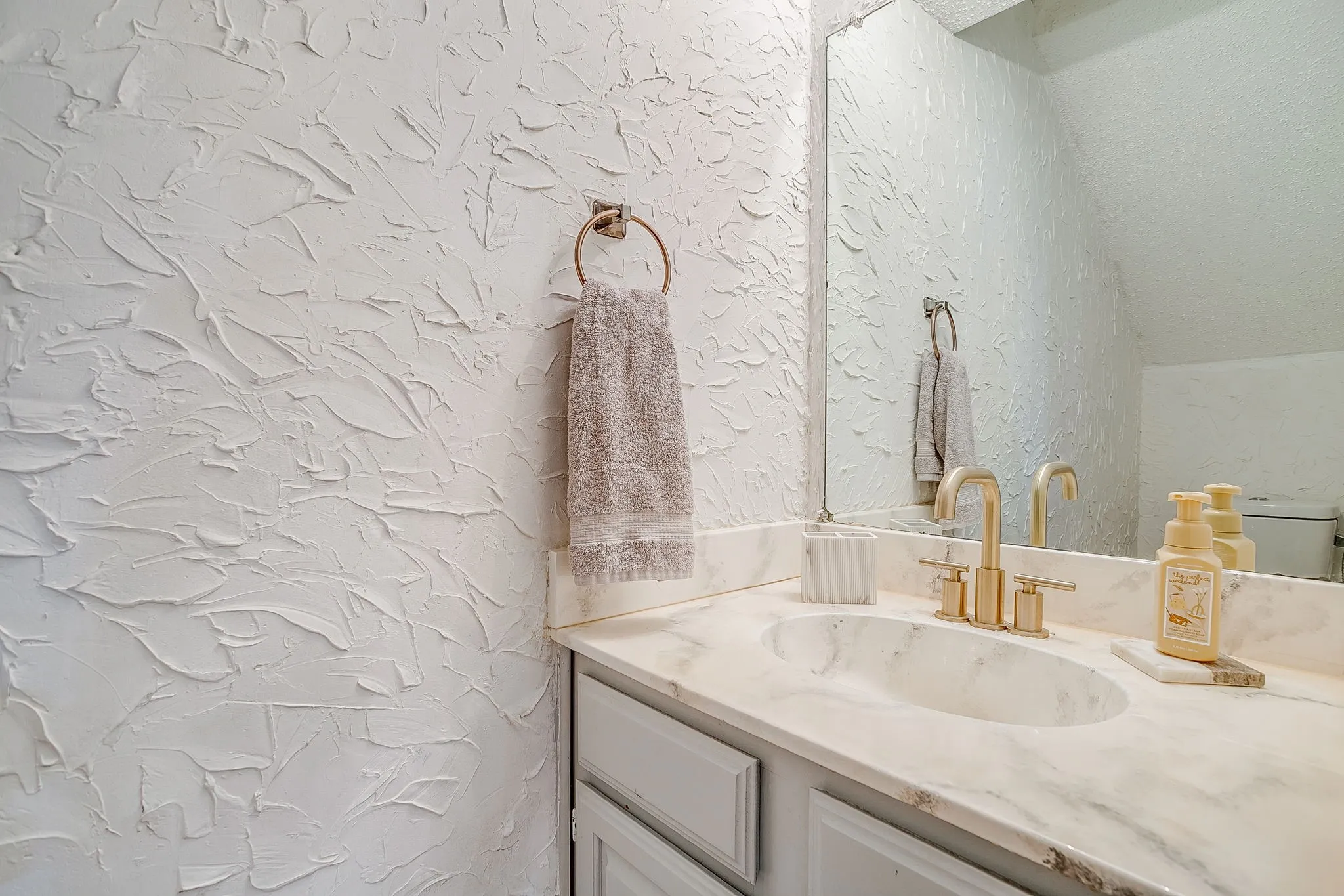 Condominium For Sale in Tarrant County , 2117 Park Willow Lane D, Arlington, Texas 76011, 2 Bedroom, 2 Bathroom, Garage spaces, 956 Sqft, built in 1981, Preowned, mls#21123312, Real Estate Agent in Arlington, Homes For Sale in Tarrant county, Homes For Sale in Arlington, Realtor in Arlington Texas, Real Estate Brokerage Independent Realty Texas, Luminita Cordes Realtor