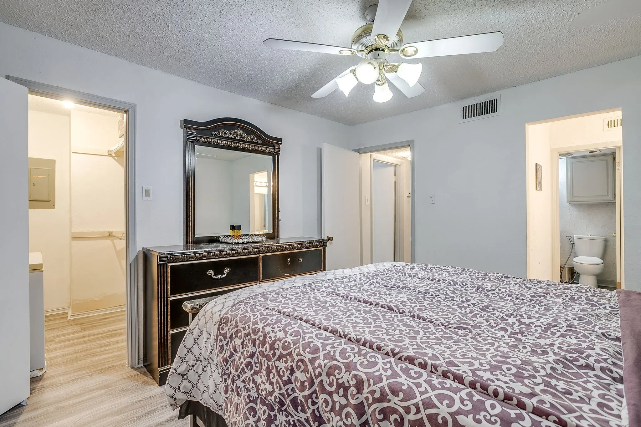 Condominium For Sale in Tarrant County , 2117 Park Willow Lane D, Arlington, Texas 76011, 2 Bedroom, 2 Bathroom, Garage spaces, 956 Sqft, built in 1981, Preowned, mls#21123312, Real Estate Agent in Arlington, Homes For Sale in Tarrant county, Homes For Sale in Arlington, Realtor in Arlington Texas, Real Estate Brokerage Independent Realty Texas, Luminita Cordes Realtor