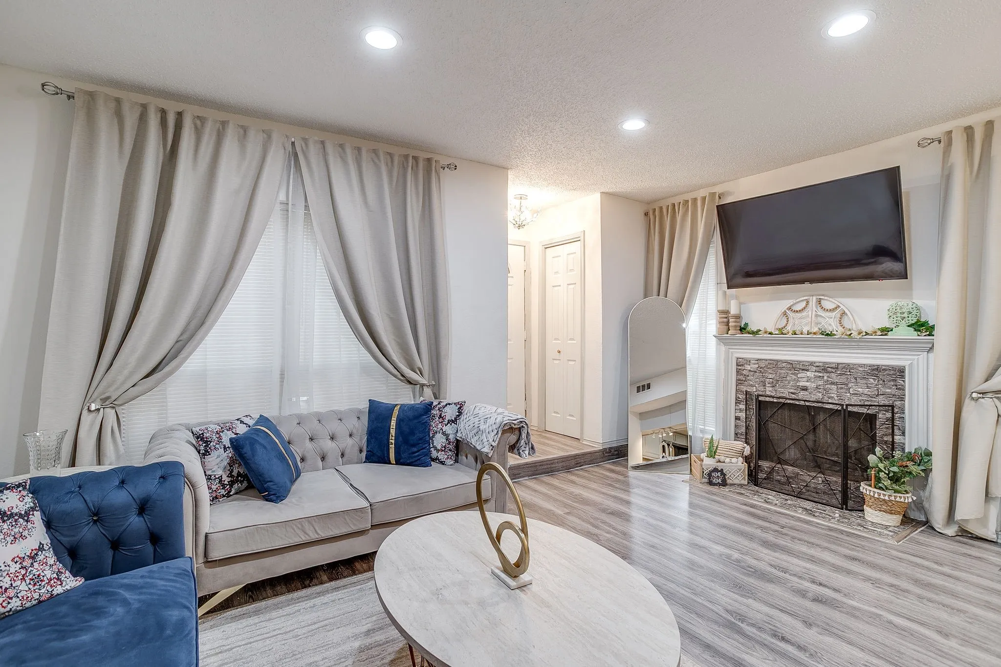 Condominium For Sale in Tarrant County , 2117 Park Willow Lane D, Arlington, Texas 76011, 2 Bedroom, 2 Bathroom, Garage spaces, 956 Sqft, built in 1981, Preowned, mls#21123312, Real Estate Agent in Arlington, Homes For Sale in Tarrant county, Homes For Sale in Arlington, Realtor in Arlington Texas, Real Estate Brokerage Independent Realty Texas, Luminita Cordes Realtor