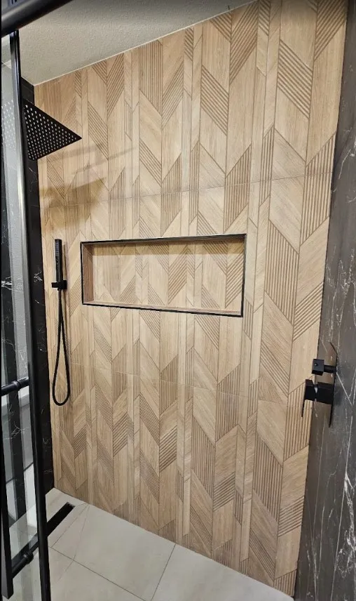 Full bath featuring tiled shower and a textured ceiling
