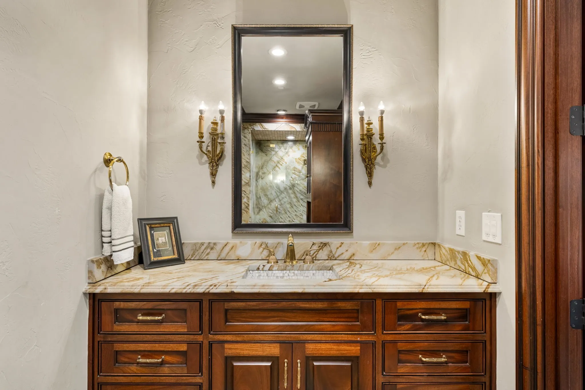 Private en suite bathroom for the guest suite