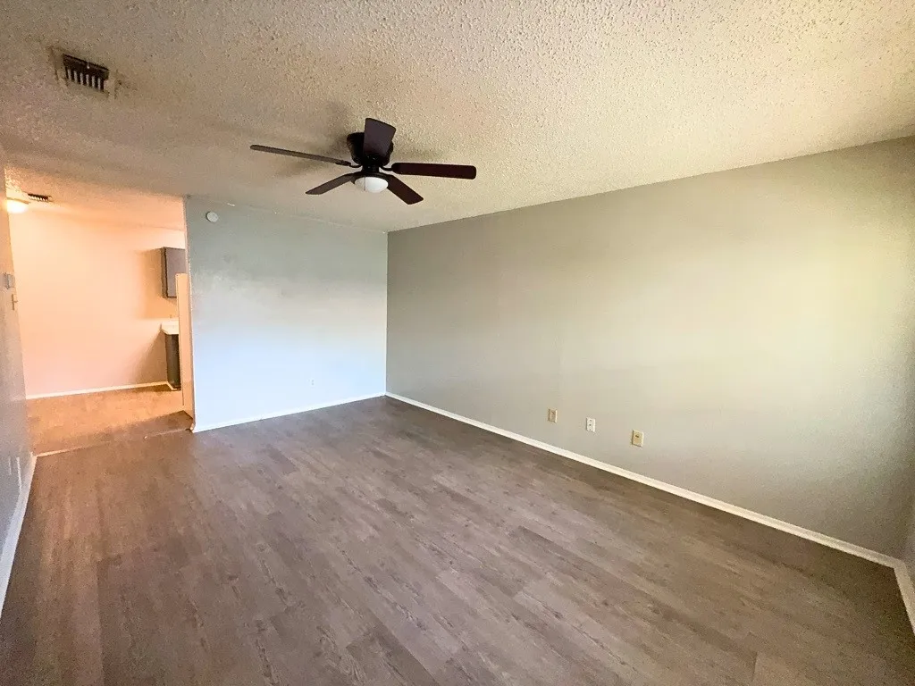 Apartment For Rent in Denton County , 219 Fry Street 5, Denton, Texas 76201, 1 Bedroom, 1 Bathroom, Garage spaces, 636 Sqft, built in 1980, Preowned, mls#21123638, Real Estate Agent in Denton, Homes For Rent in Denton county, Homes For Rent in Denton, Realtor in Denton Texas, Real Estate Brokerage Independent Realty Texas, Luminita Cordes Realtor