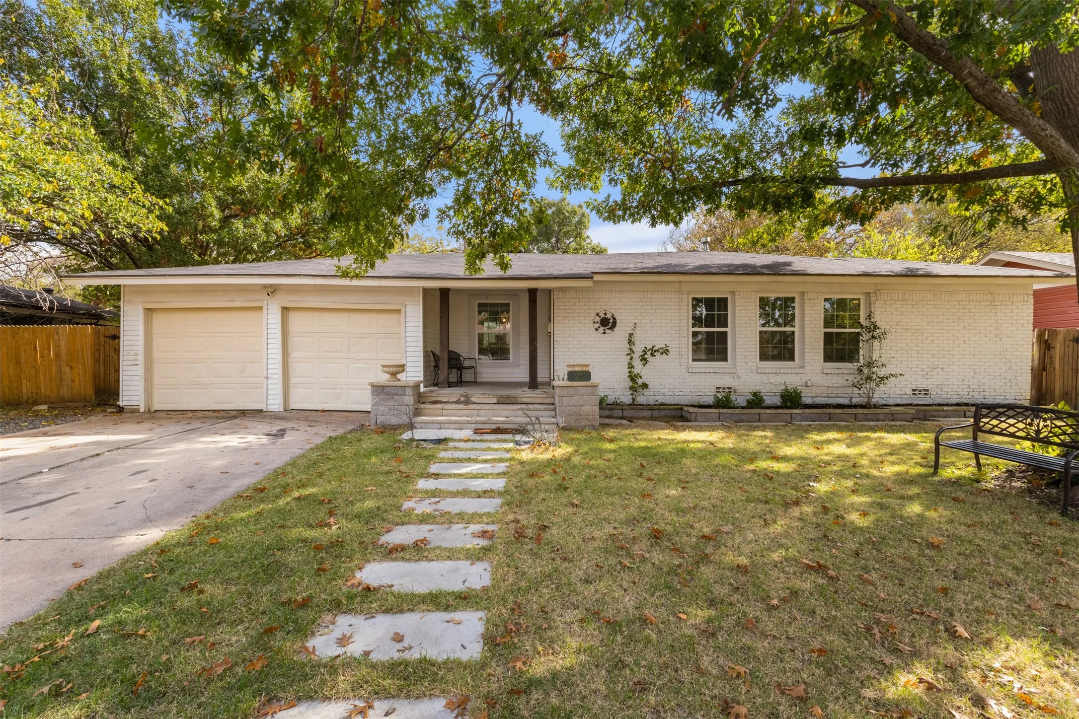 Single Family Residence For Sale in Tarrant County , 4809 waldron Avenue, Fort Worth, Texas 76133, 3 Bedroom, 2 Bathroom, 2 Garage spaces, 1,313 Sqft, built in 1952, mls#21118857, Real Estate Agent in Fort Worth, Homes For Sale in Tarrant county, Homes For Sale in Fort Worth, Realtor in Fort Worth Texas, Real Estate Brokerage Independent Realty Texas, Luminita Cordes Realtor