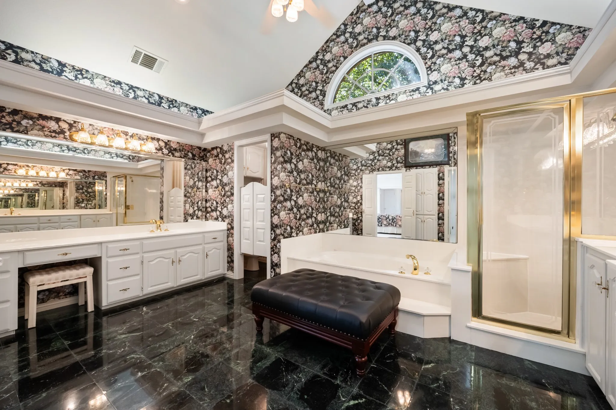 Single Family Residence For Sale in Hunt County , 1 Willow Ridge Road, Greenville, Texas 75402, 4 Bedroom, 4 Bathroom, 3 Garage spaces, 3,455 Sqft, built in 1993, mls#21110240, Real Estate Agent in Greenville, Homes For Sale in Hunt county, Homes For Sale in Greenville, Realtor in Greenville Texas, Real Estate Brokerage Independent Realty Texas, Luminita Cordes Realtor