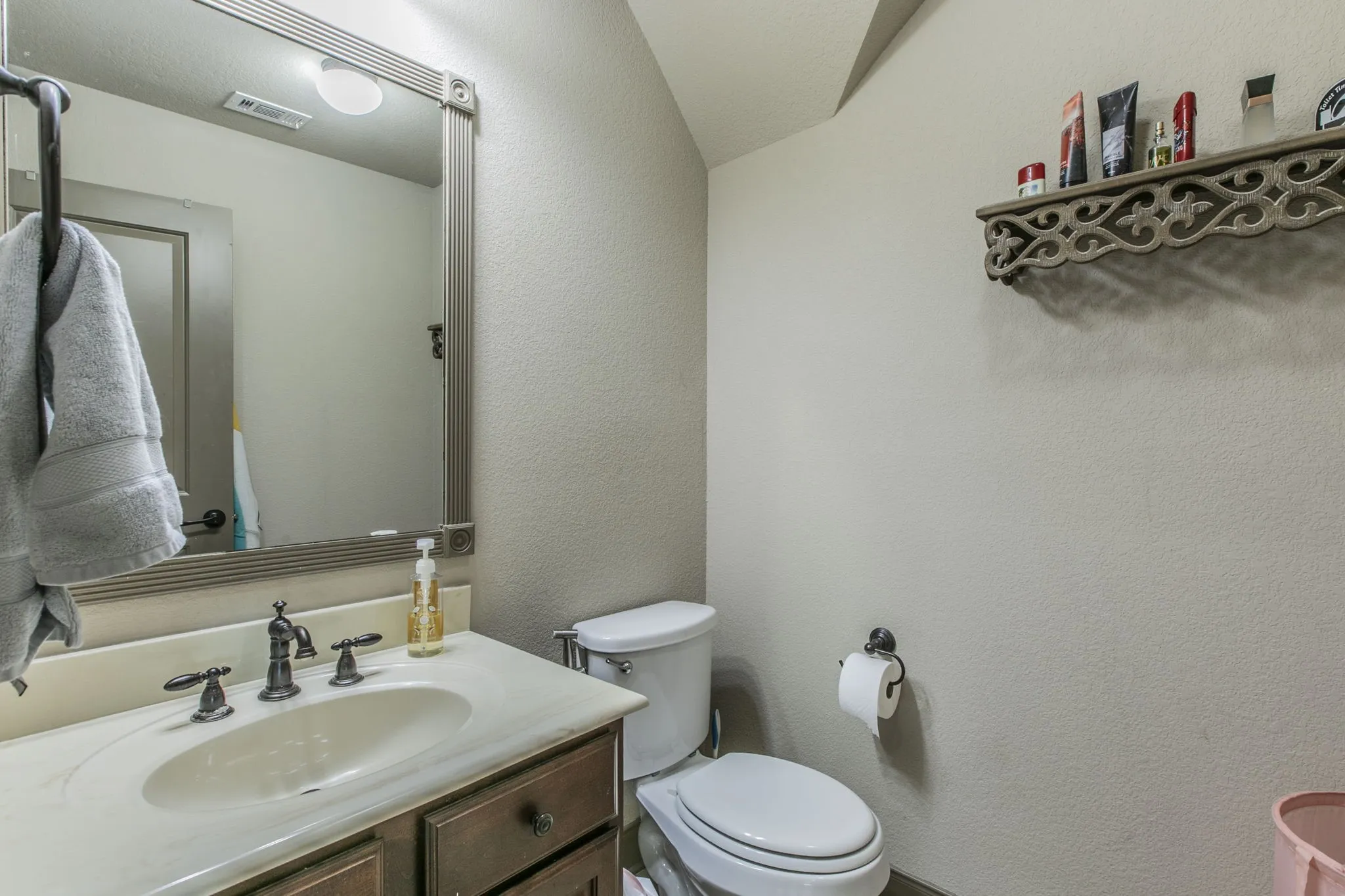 Single Family Residence For Sale in Ellis County , 206 Hidden Meadow Circle, Midlothian, Texas 76065, 3 Bedroom, 4 Bathroom, 2 Garage spaces, 3,408 Sqft, built in 2012, mls#21124236, Real Estate Agent in Midlothian, Homes For Sale in Ellis county, Homes For Sale in Midlothian, Realtor in Midlothian Texas, Real Estate Brokerage Independent Realty Texas, Luminita Cordes Realtor