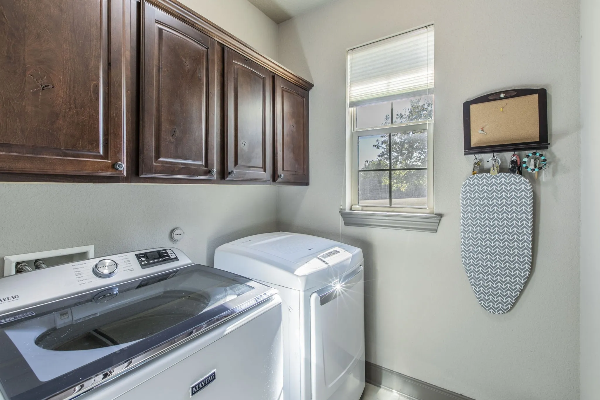 Single Family Residence For Sale in Ellis County , 206 Hidden Meadow Circle, Midlothian, Texas 76065, 3 Bedroom, 4 Bathroom, 2 Garage spaces, 3,408 Sqft, built in 2012, mls#21124236, Real Estate Agent in Midlothian, Homes For Sale in Ellis county, Homes For Sale in Midlothian, Realtor in Midlothian Texas, Real Estate Brokerage Independent Realty Texas, Luminita Cordes Realtor
