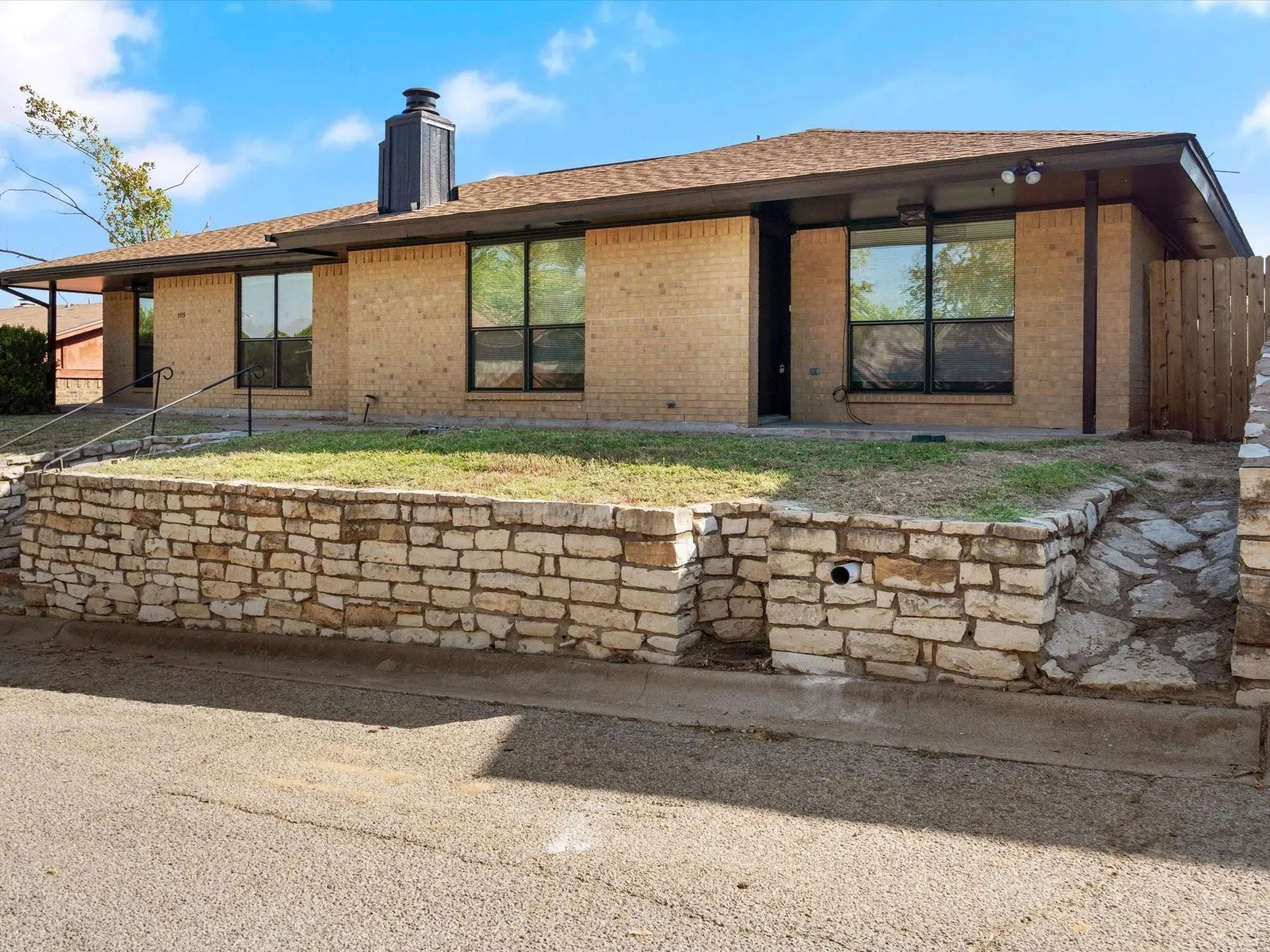 Duplex For Rent in Parker County , 1117 S Rusk Street 1117, Weatherford, Texas 76086, 2 Bedroom, 2 Bathroom, 2 Garage spaces, 1,285 Sqft, built in 1977, Preowned, mls#21123525, Real Estate Agent in Weatherford, Homes For Rent in Parker county, Homes For Rent in Weatherford, Realtor in Weatherford Texas, Real Estate Brokerage Independent Realty Texas, Luminita Cordes Realtor