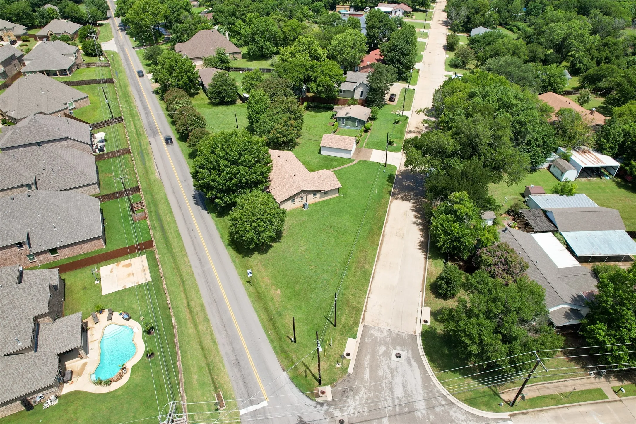 Single Family Residence For Sale in Tarrant County , 802 Cardinal Road, Mansfield, Texas 76063, 3 Bedroom, 2 Bathroom, 4 Garage spaces, 1,680 Sqft, built in 1964, Preowned, mls#21122850, Real Estate Agent in Mansfield, Homes For Sale in Tarrant county, Homes For Sale in Mansfield, Realtor in Mansfield Texas, Real Estate Brokerage Independent Realty Texas, Luminita Cordes Realtor
