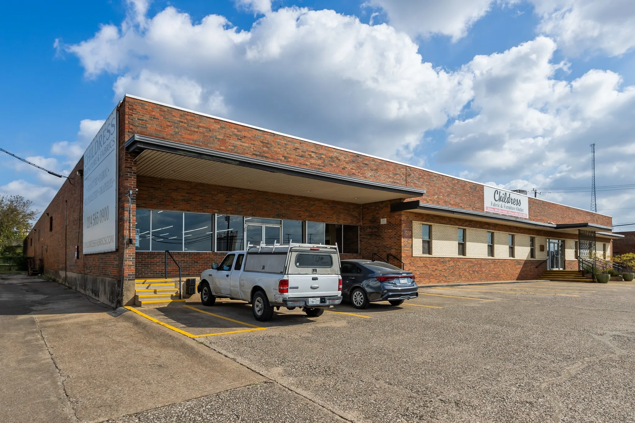 View of commercial location with uncovered parking
