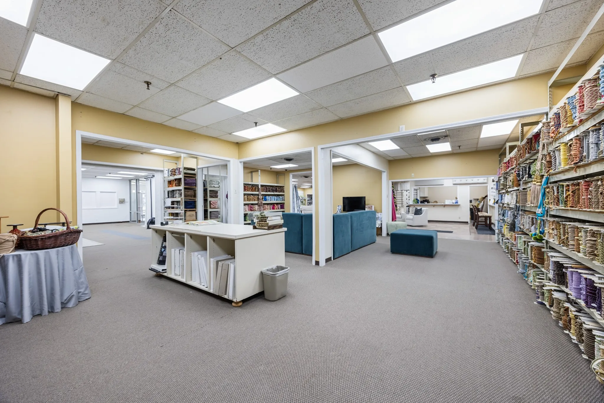 Miscellaneous room with a drop ceiling