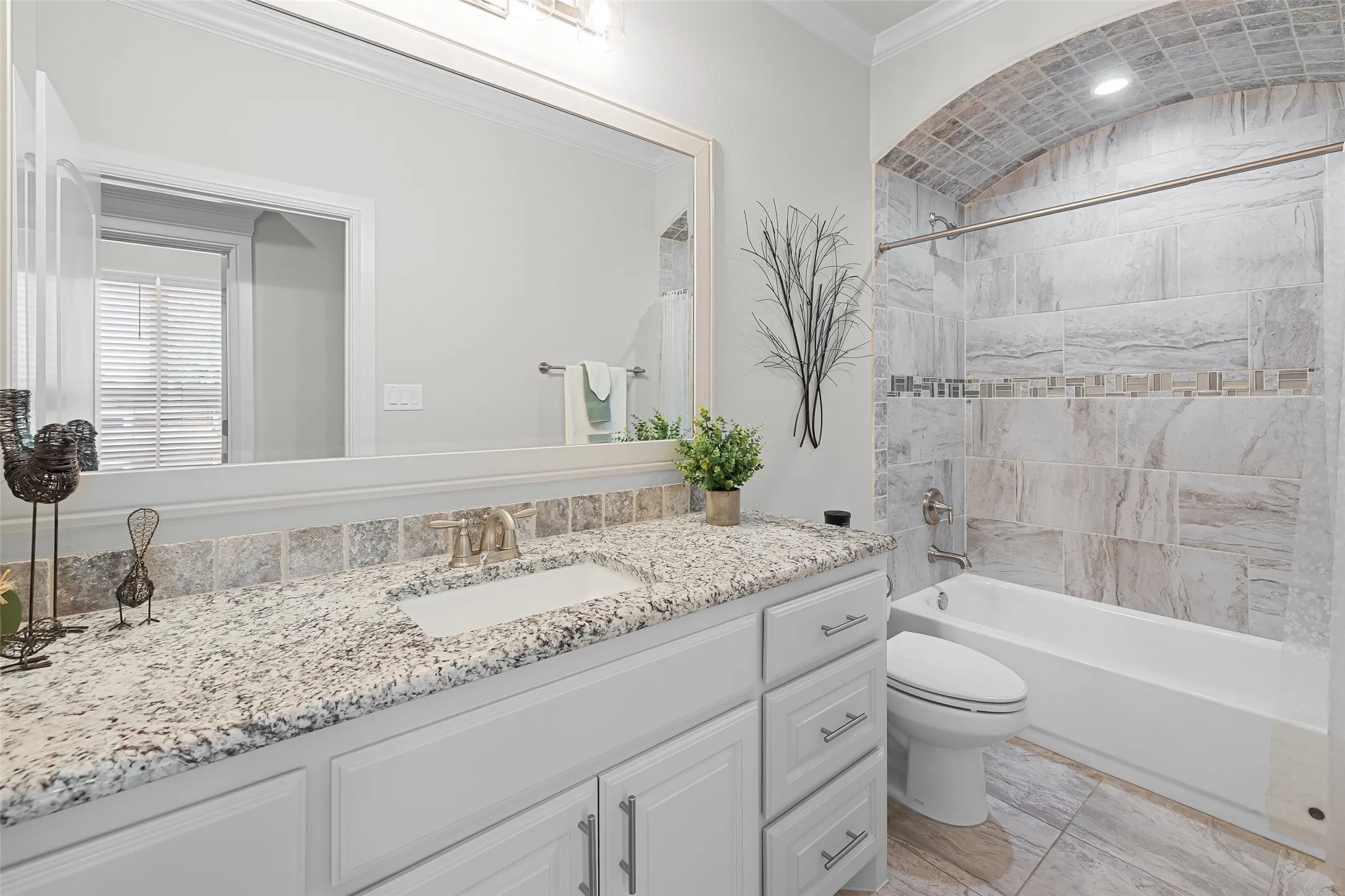 Single Family Residence For Sale in Hood County , 1019 Anna Circle, Granbury, Texas 76048, 4 Bedroom, 3 Bathroom, 2 Garage spaces, 2,446 Sqft, built in 2021, Preowned, mls#21123335, Real Estate Agent in Granbury, Homes For Sale in Hood county, Homes For Sale in Granbury, Realtor in Granbury Texas, Real Estate Brokerage Independent Realty Texas, Luminita Cordes Realtor