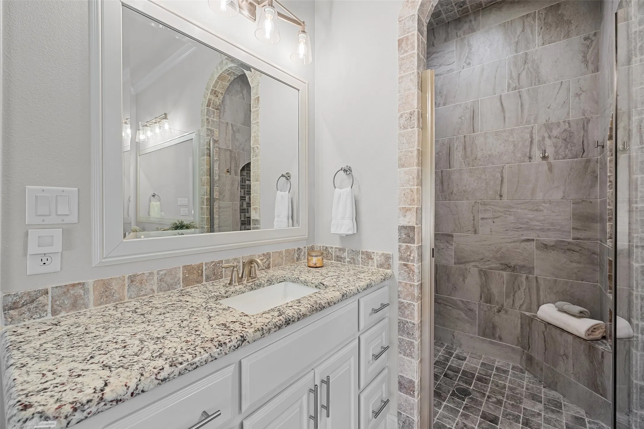 Single Family Residence For Sale in Hood County , 1019 Anna Circle, Granbury, Texas 76048, 4 Bedroom, 3 Bathroom, 2 Garage spaces, 2,446 Sqft, built in 2021, Preowned, mls#21123335, Real Estate Agent in Granbury, Homes For Sale in Hood county, Homes For Sale in Granbury, Realtor in Granbury Texas, Real Estate Brokerage Independent Realty Texas, Luminita Cordes Realtor