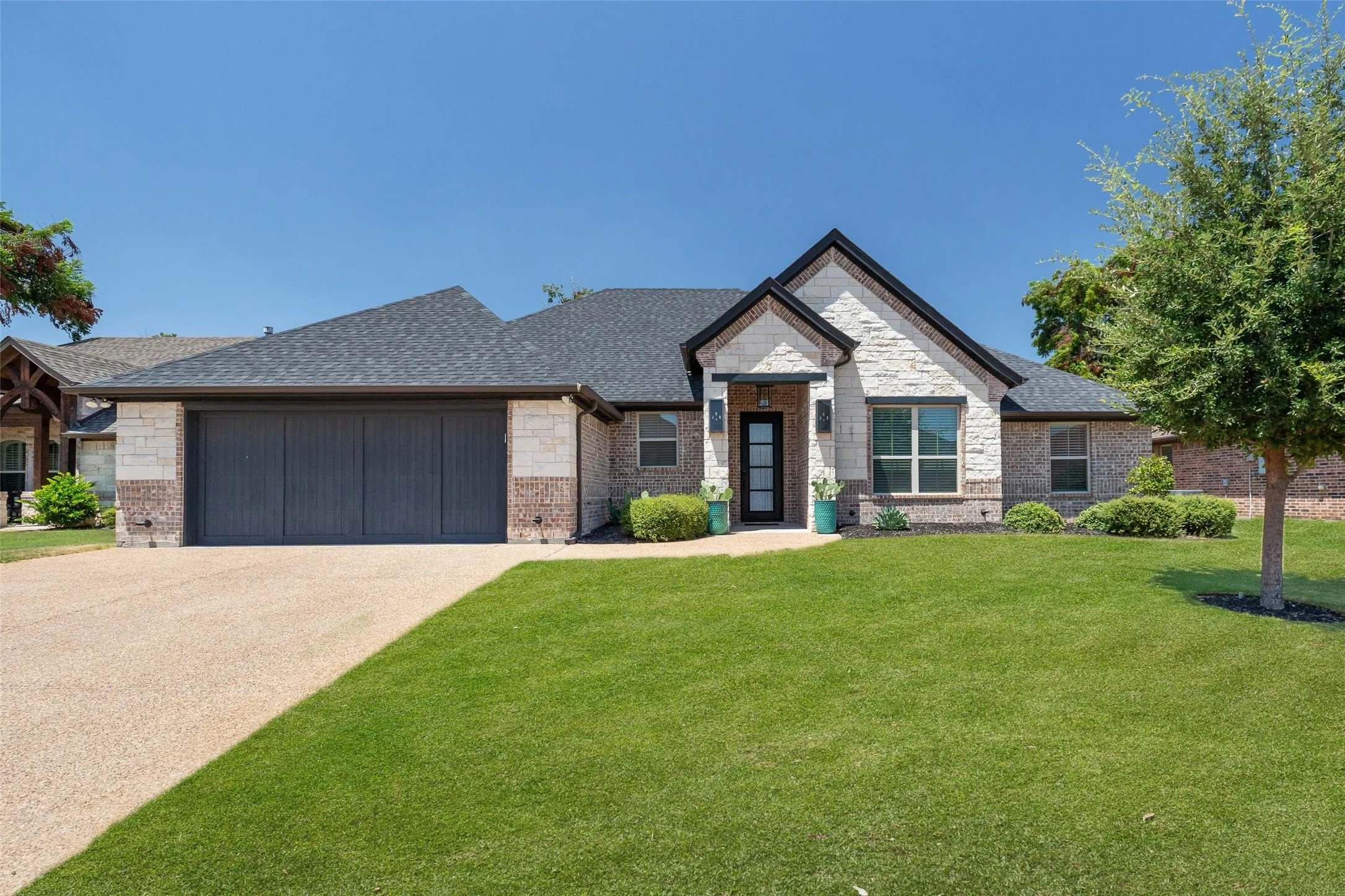 Single Family Residence For Sale in Hood County , 1019 Anna Circle, Granbury, Texas 76048, 4 Bedroom, 3 Bathroom, 2 Garage spaces, 2,446 Sqft, built in 2021, Preowned, mls#21123335, Real Estate Agent in Granbury, Homes For Sale in Hood county, Homes For Sale in Granbury, Realtor in Granbury Texas, Real Estate Brokerage Independent Realty Texas, Luminita Cordes Realtor