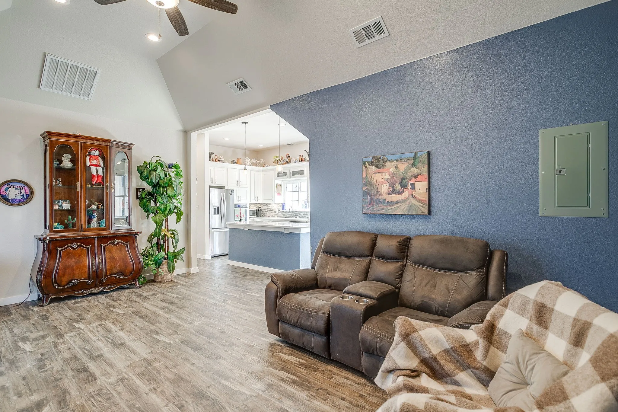 Single Family Residence For Sale in Tarrant County , 253 Bayne Road, Haslet, Texas 76052, 6 Bedroom, 6 Bathroom, 3 Garage spaces, 5,964 Sqft, built in 2003, Preowned, mls#21114806, Real Estate Agent in Haslet, Homes For Sale in Tarrant county, Homes For Sale in Haslet, Realtor in Haslet Texas, Real Estate Brokerage Independent Realty Texas, Luminita Cordes Realtor