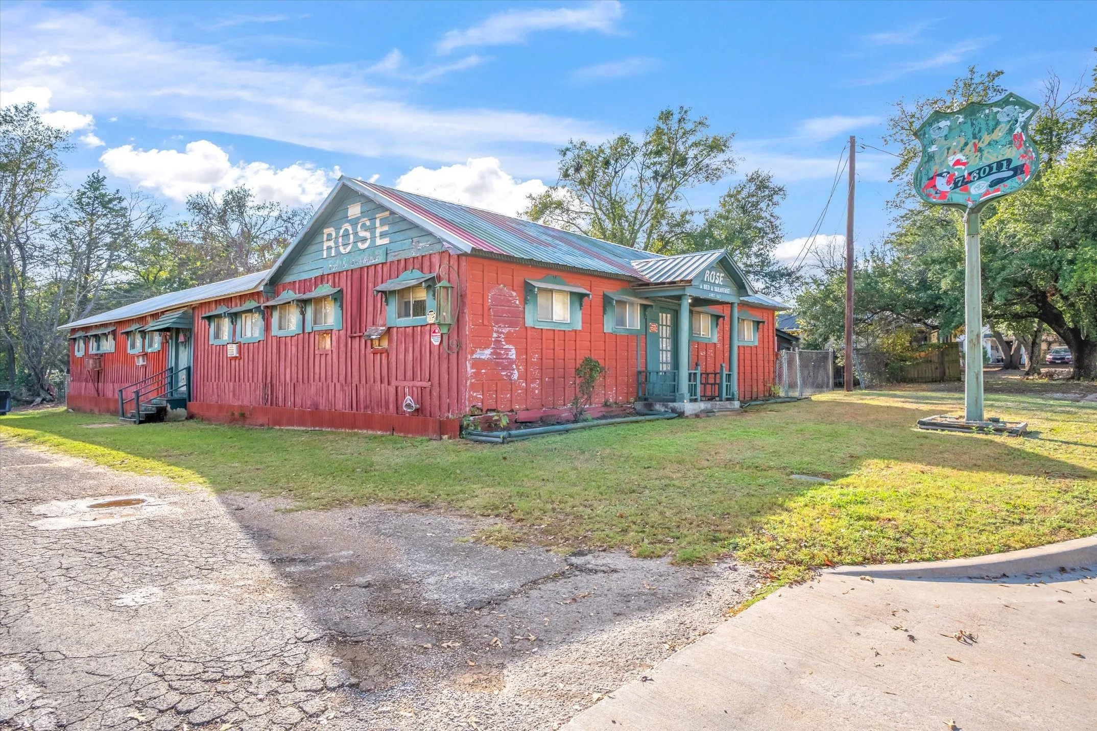 Hotel/Motel For Sale in Van Zandt County , 281 E Goshen Street, Canton, Texas 75103, 0, 0, Garage spaces, 0 Sqft, built in 1951, Unknown, Price $109,900, mls#21124962, Real Estate Agent in Canton, Homes For Sale in Van Zandt county, Homes For Sale in Canton, Realtor in Canton Texas, Real Estate Brokerage Independent Realty Texas, Luminita Cordes Realtor