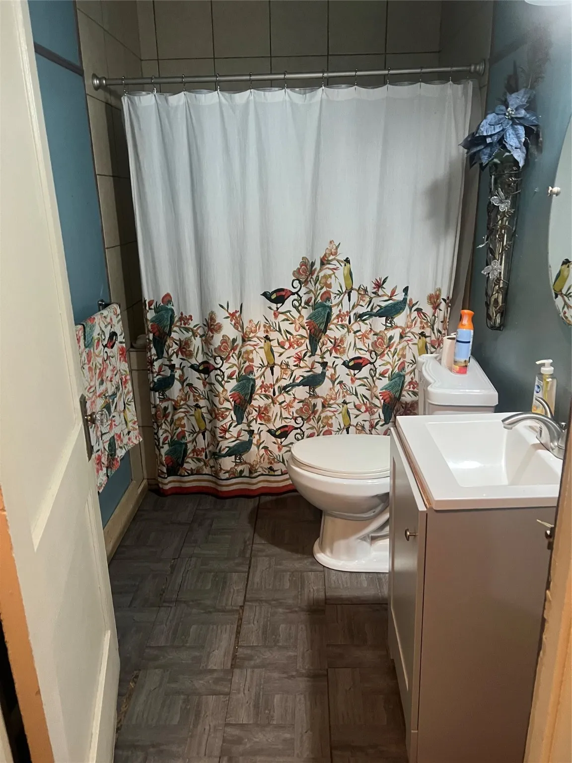 Full bath featuring a shower with shower curtain and vanity
