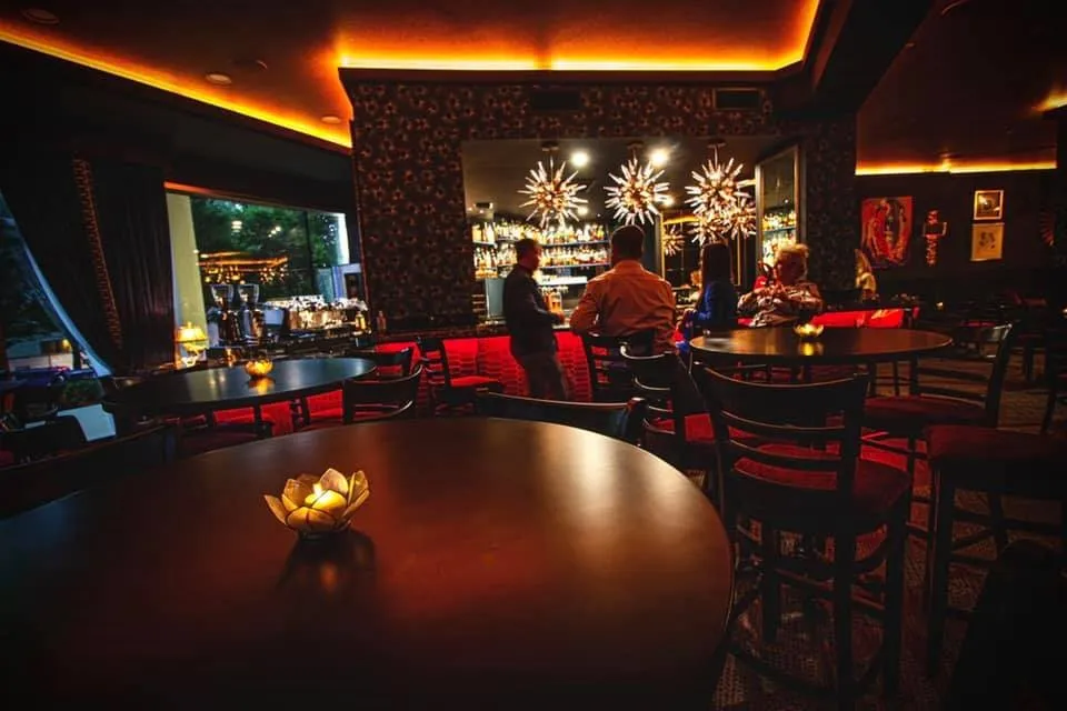 Bernie's Cocktail Lounge in 1st floor lobby