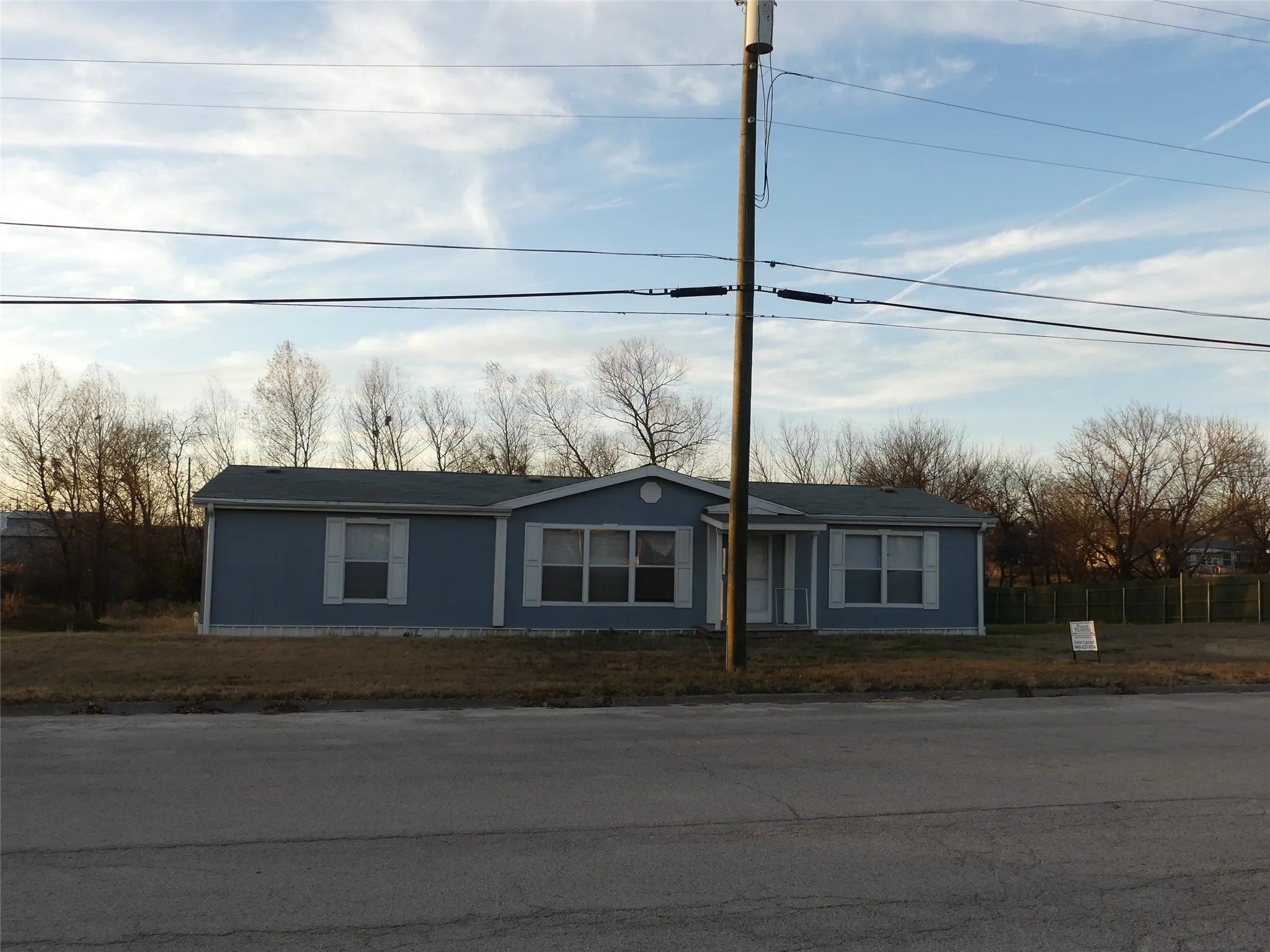 Manufactured Home For Sale in Montague County , 422 Hutchinson Street, Bowie, Texas 76230, 3 Bedroom, 2 Bathroom, Garage spaces, 1,531 Sqft, built in 2003, Preowned, Price $165,000, mls#21125132, Real Estate Agent in Bowie, Homes For Sale in Montague county, Homes For Sale in Bowie, Realtor in Bowie Texas, Real Estate Brokerage Independent Realty Texas, Luminita Cordes Realtor