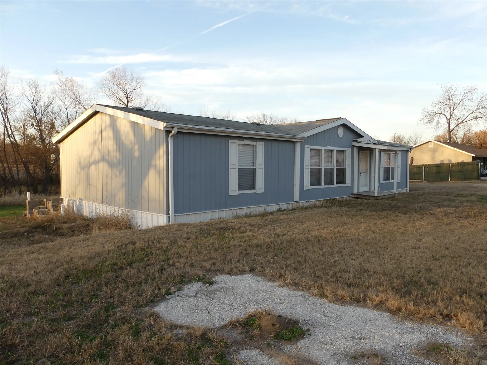 Manufactured Home For Sale in Montague County , 422 Hutchinson Street, Bowie, Texas 76230, 3 Bedroom, 2 Bathroom, Garage spaces, 1,531 Sqft, built in 2003, Preowned, Price $165,000, mls#21125132, Real Estate Agent in Bowie, Homes For Sale in Montague county, Homes For Sale in Bowie, Realtor in Bowie Texas, Real Estate Brokerage Independent Realty Texas, Luminita Cordes Realtor
