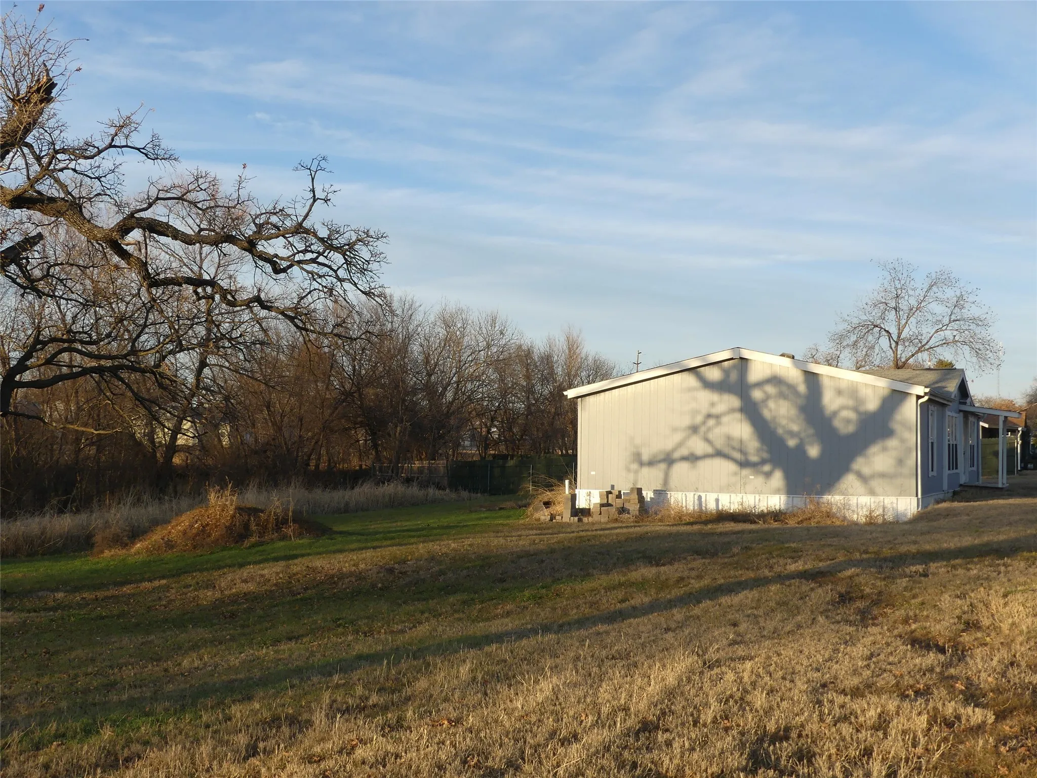 Manufactured Home For Sale in Montague County , 422 Hutchinson Street, Bowie, Texas 76230, 3 Bedroom, 2 Bathroom, Garage spaces, 1,531 Sqft, built in 2003, Preowned, Price $165,000, mls#21125132, Real Estate Agent in Bowie, Homes For Sale in Montague county, Homes For Sale in Bowie, Realtor in Bowie Texas, Real Estate Brokerage Independent Realty Texas, Luminita Cordes Realtor