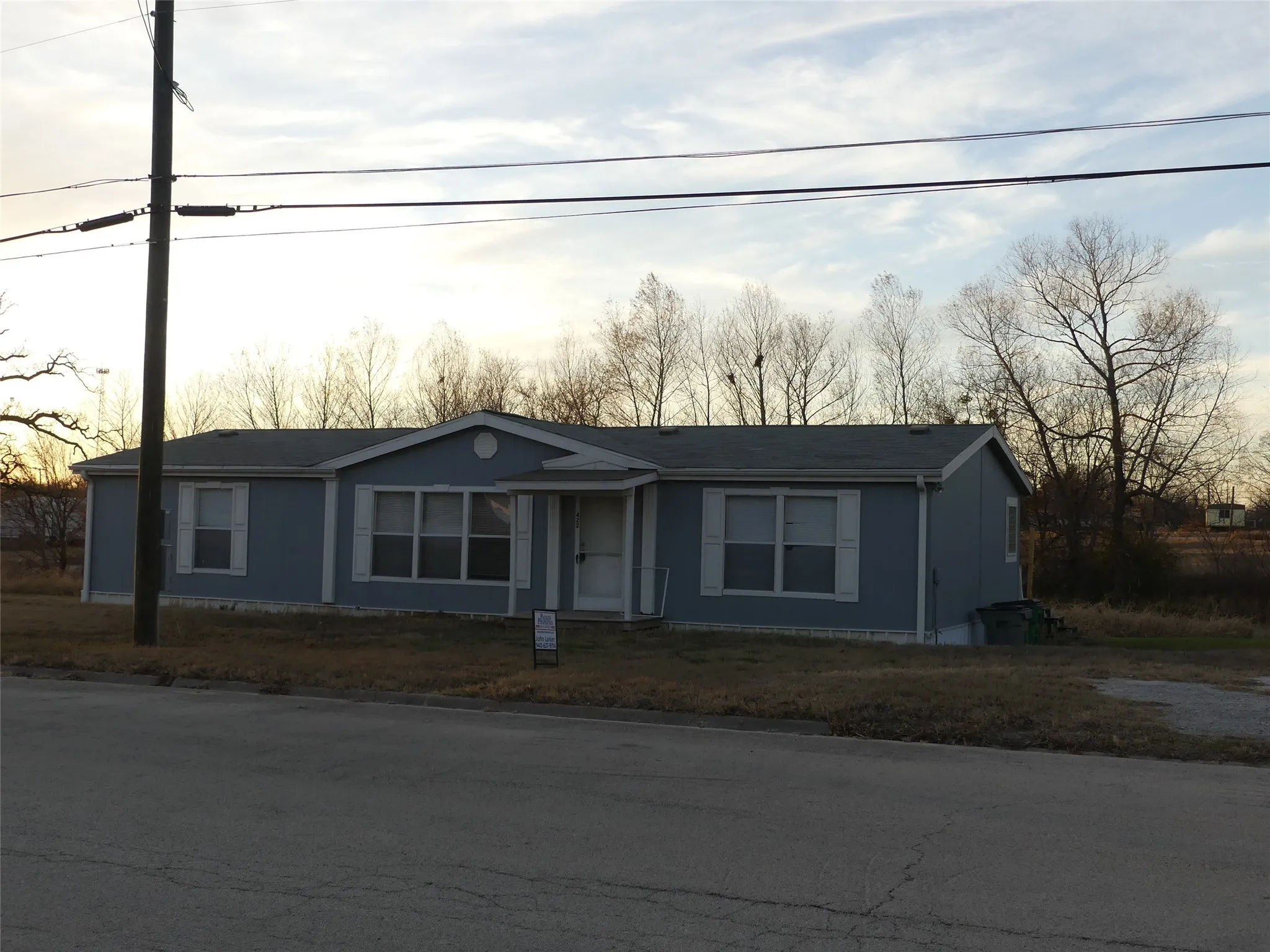 Manufactured Home For Sale in Montague County , 422 Hutchinson Street, Bowie, Texas 76230, 3 Bedroom, 2 Bathroom, Garage spaces, 1,531 Sqft, built in 2003, Preowned, Price $165,000, mls#21125132, Real Estate Agent in Bowie, Homes For Sale in Montague county, Homes For Sale in Bowie, Realtor in Bowie Texas, Real Estate Brokerage Independent Realty Texas, Luminita Cordes Realtor