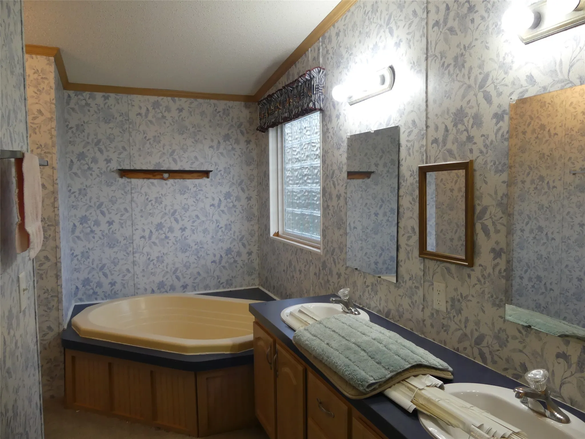 Manufactured Home For Sale in Montague County , 422 Hutchinson Street, Bowie, Texas 76230, 3 Bedroom, 2 Bathroom, Garage spaces, 1,531 Sqft, built in 2003, Preowned, Price $165,000, mls#21125132, Real Estate Agent in Bowie, Homes For Sale in Montague county, Homes For Sale in Bowie, Realtor in Bowie Texas, Real Estate Brokerage Independent Realty Texas, Luminita Cordes Realtor