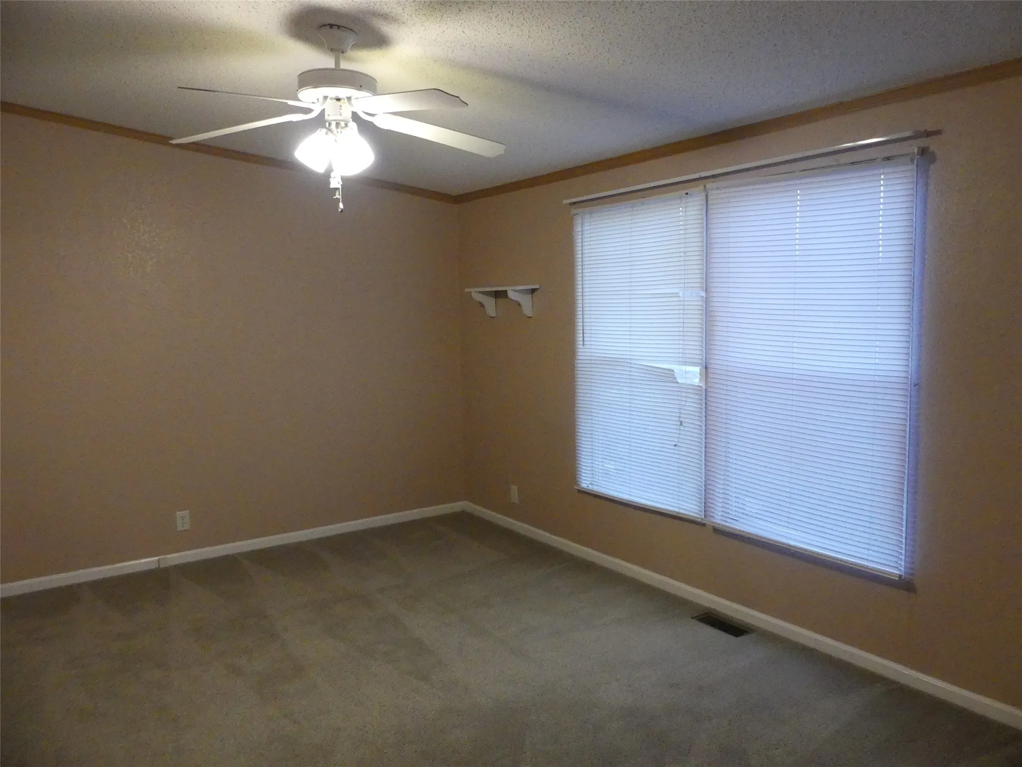 Manufactured Home For Sale in Montague County , 422 Hutchinson Street, Bowie, Texas 76230, 3 Bedroom, 2 Bathroom, Garage spaces, 1,531 Sqft, built in 2003, Preowned, Price $165,000, mls#21125132, Real Estate Agent in Bowie, Homes For Sale in Montague county, Homes For Sale in Bowie, Realtor in Bowie Texas, Real Estate Brokerage Independent Realty Texas, Luminita Cordes Realtor