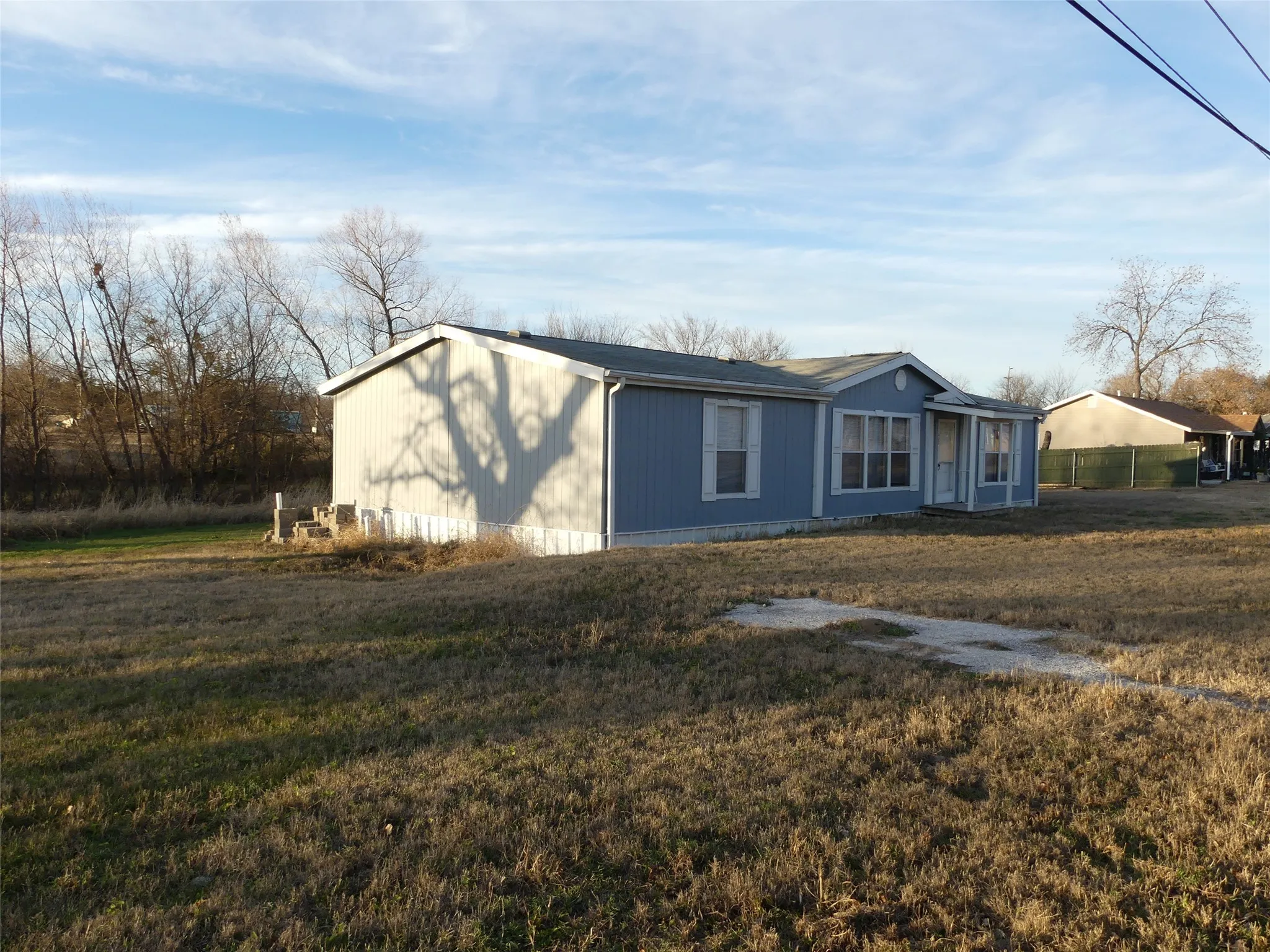 Manufactured Home For Sale in Montague County , 422 Hutchinson Street, Bowie, Texas 76230, 3 Bedroom, 2 Bathroom, Garage spaces, 1,531 Sqft, built in 2003, Preowned, Price $165,000, mls#21125132, Real Estate Agent in Bowie, Homes For Sale in Montague county, Homes For Sale in Bowie, Realtor in Bowie Texas, Real Estate Brokerage Independent Realty Texas, Luminita Cordes Realtor