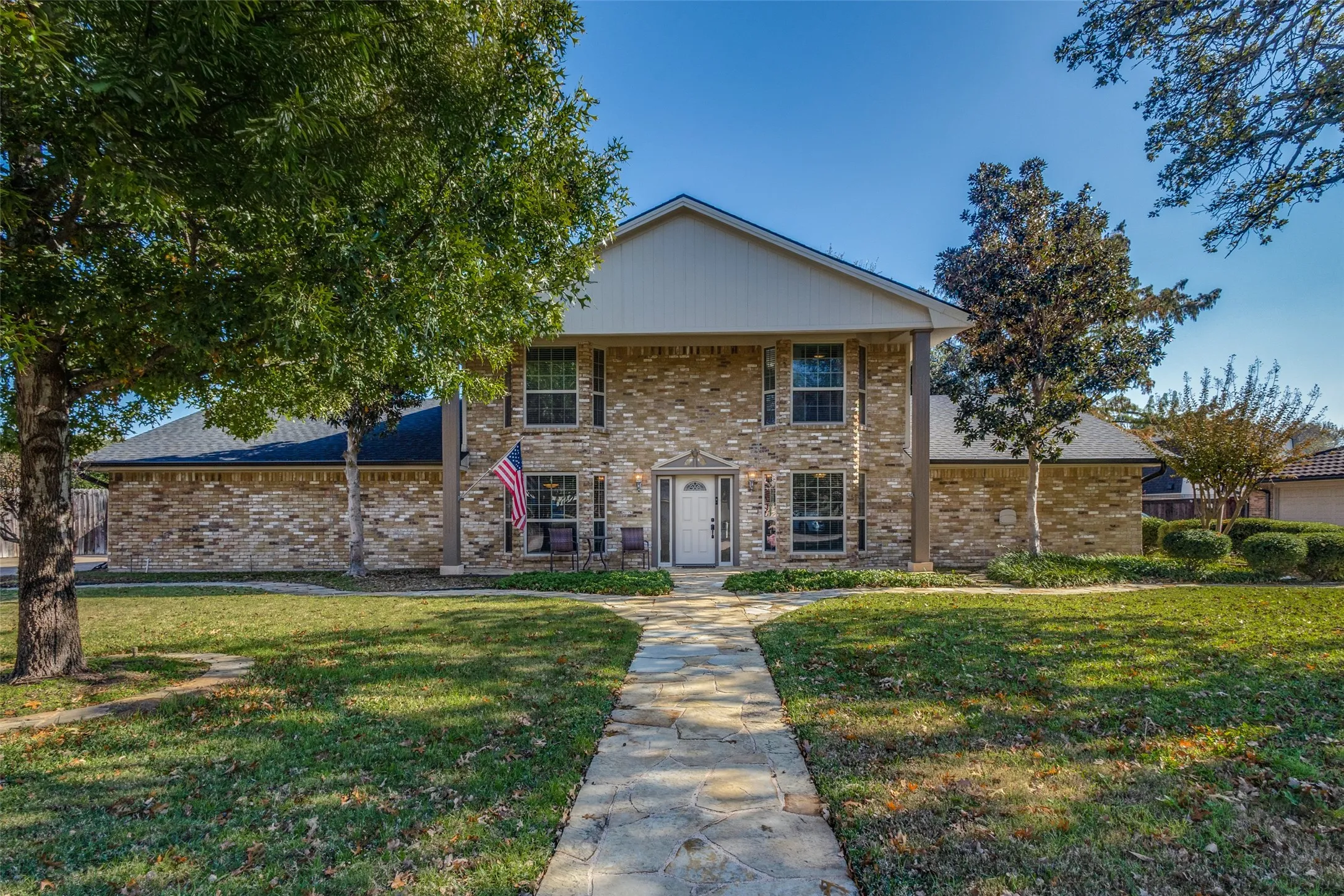 Single Family Residence For Sale in Denton County , 10 Biltmore Court, Trophy Club, Texas 76262, 4 Bedroom, 4 Bathroom, 2 Garage spaces, 2,895 Sqft, built in 1974, Preowned, mls#21122266, Real Estate Agent in Trophy Club, Homes For Sale in Denton county, Homes For Sale in Trophy Club, Realtor in Trophy Club Texas, Real Estate Brokerage Independent Realty Texas, Luminita Cordes Realtor